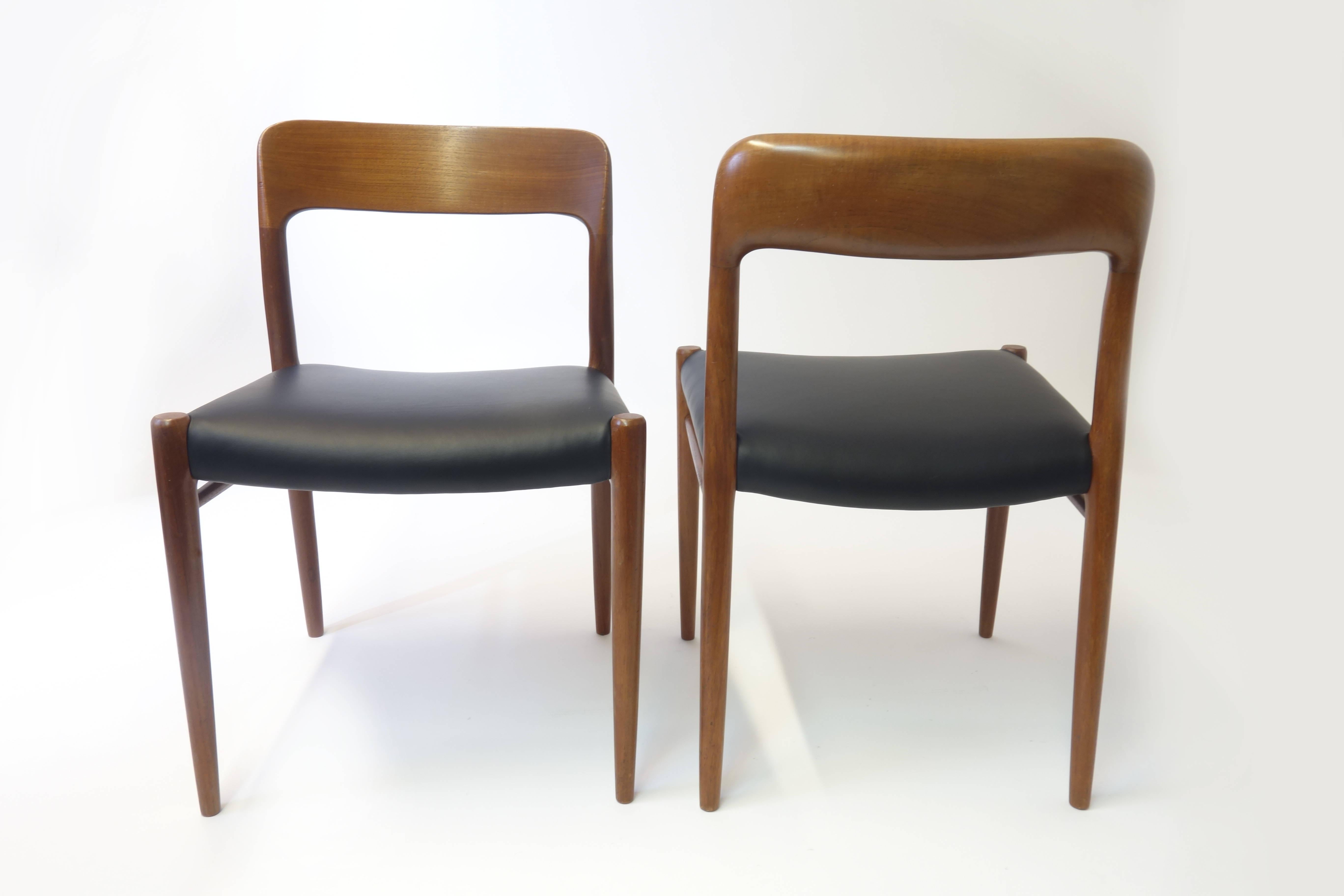 6 exquisite original dining chairs, model number 75 by J. L. Moeller, Denmark, elegantly rounded teakwood frame with organically flowing appearance and marvelous fitting quality. These chairs have been refurbished skilfully and with extreme care.