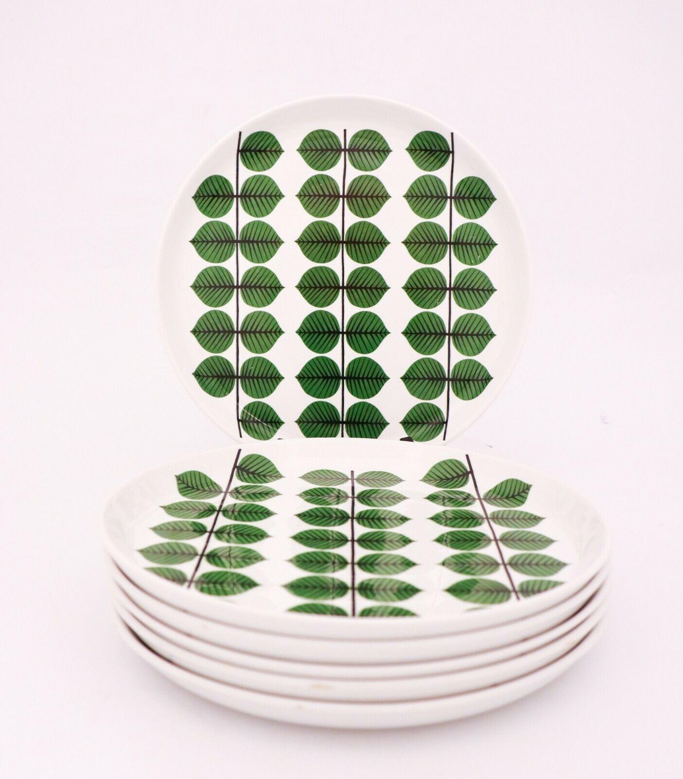 6 dinner plates in porcelain in the very famous pattern Berså designed by Stig Lindberg at Gustavsberg. They are 24.5 cm in diameter. They are in very good condition, looks like they never have been used, they have some minor marks from the