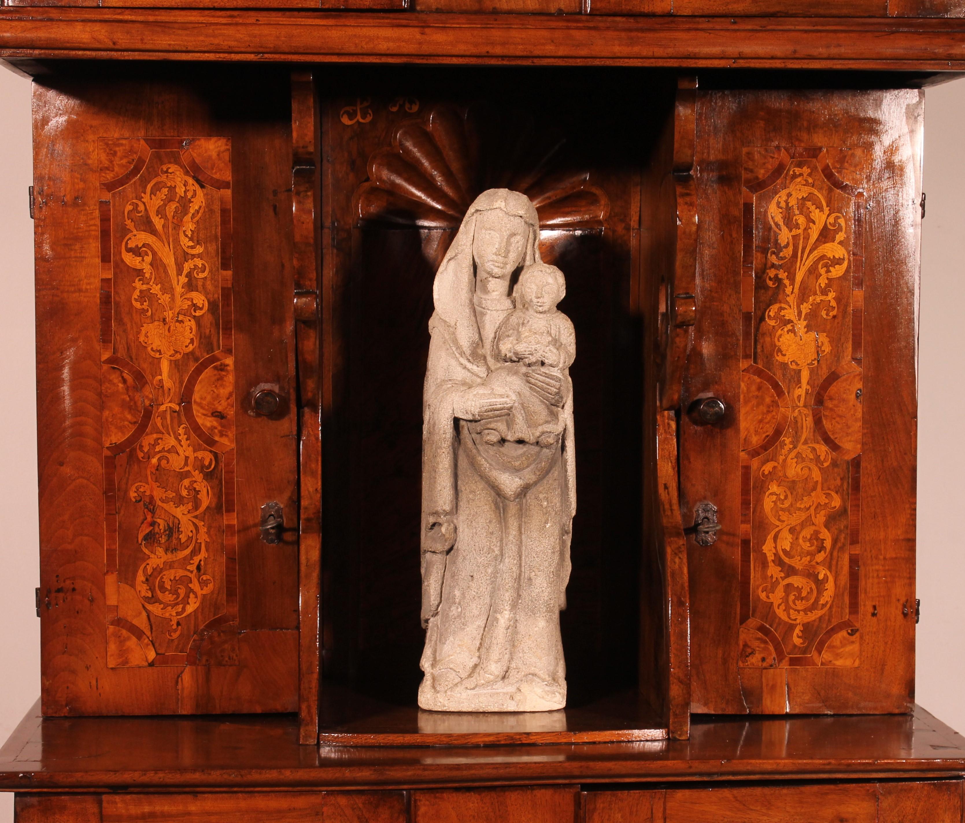 6 Doors Buffet In Walnut Dated 1639 In Good Condition For Sale In Brussels, Brussels
