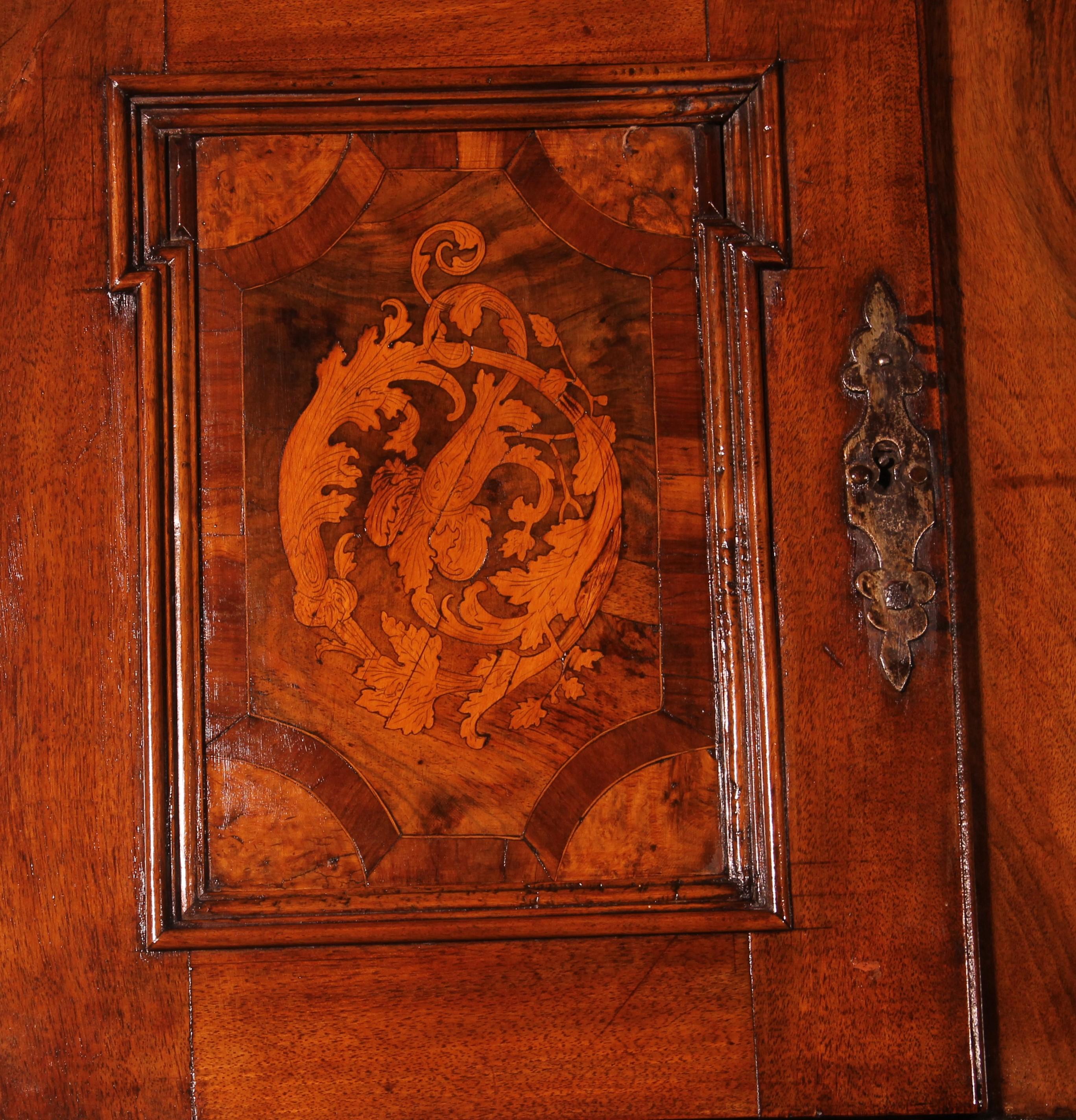 6 Türen Buffet aus Nussbaumholz, datiert 1639 (Walnuss) im Angebot