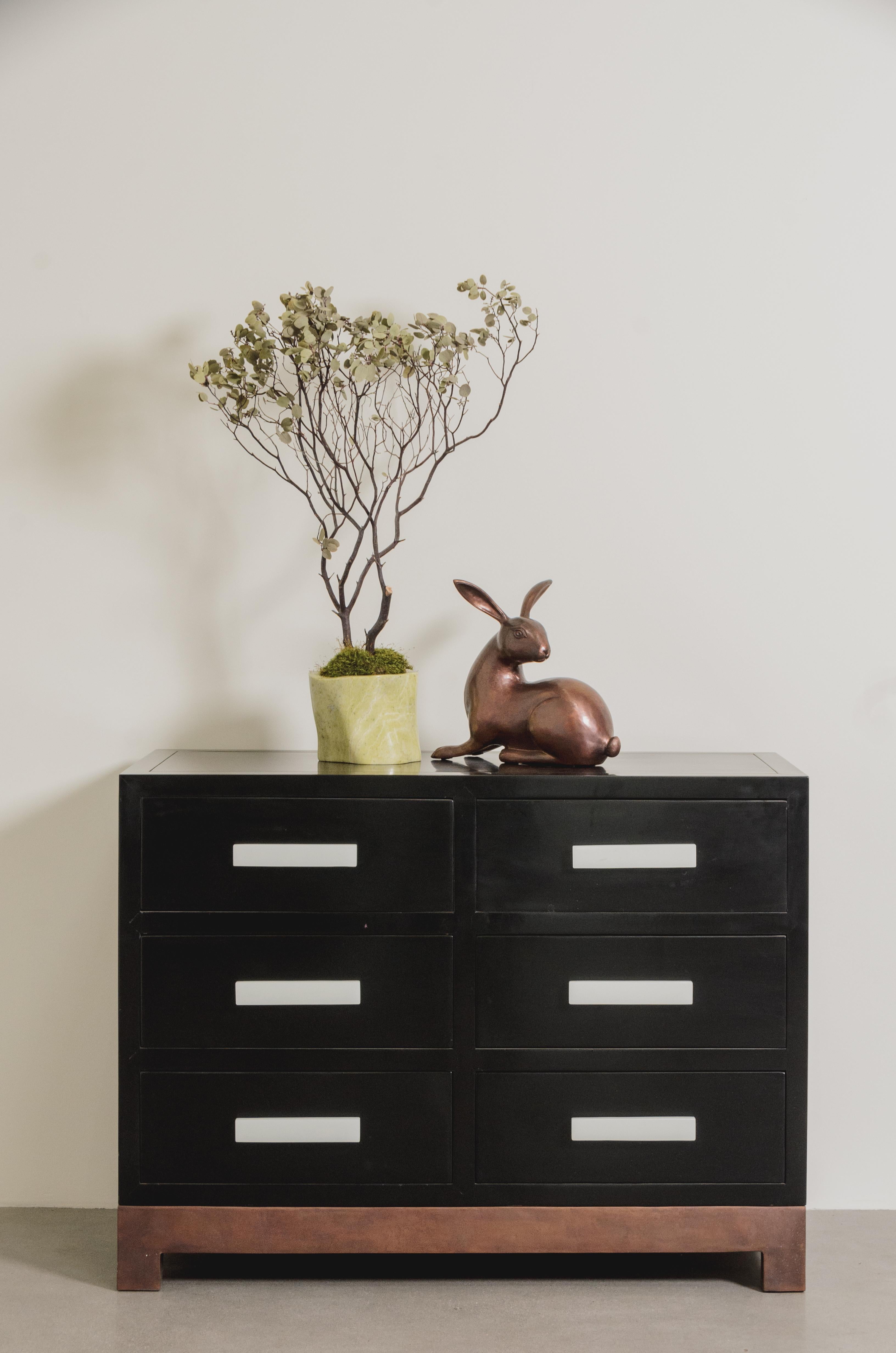 Mueble de 6 cajones con tiradores de cristal de Pekín Bai Jade sobre soporte de cobre
Bai Jade
Tallado a mano
Soporte de cobre
Madera de Olmo
Edición limitada
Cada pieza se elabora individualmente y es única. 

El vidrio de Pekín se refiere al arte
