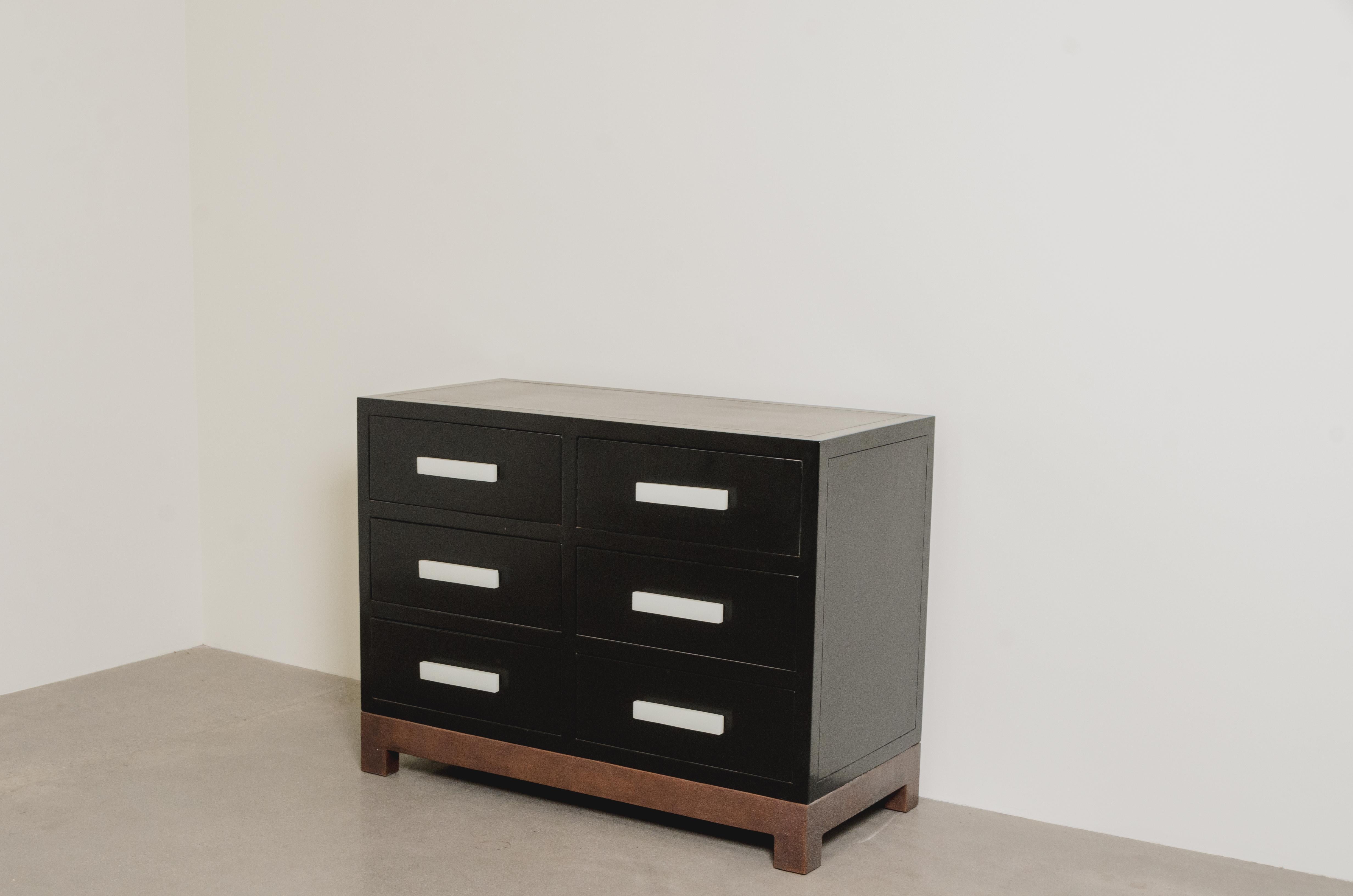 Mueble de 6 cajones con tiradores de cristal de Bai Jade de Pekín y base de cobre de Robert Kuo Hecho a mano en venta