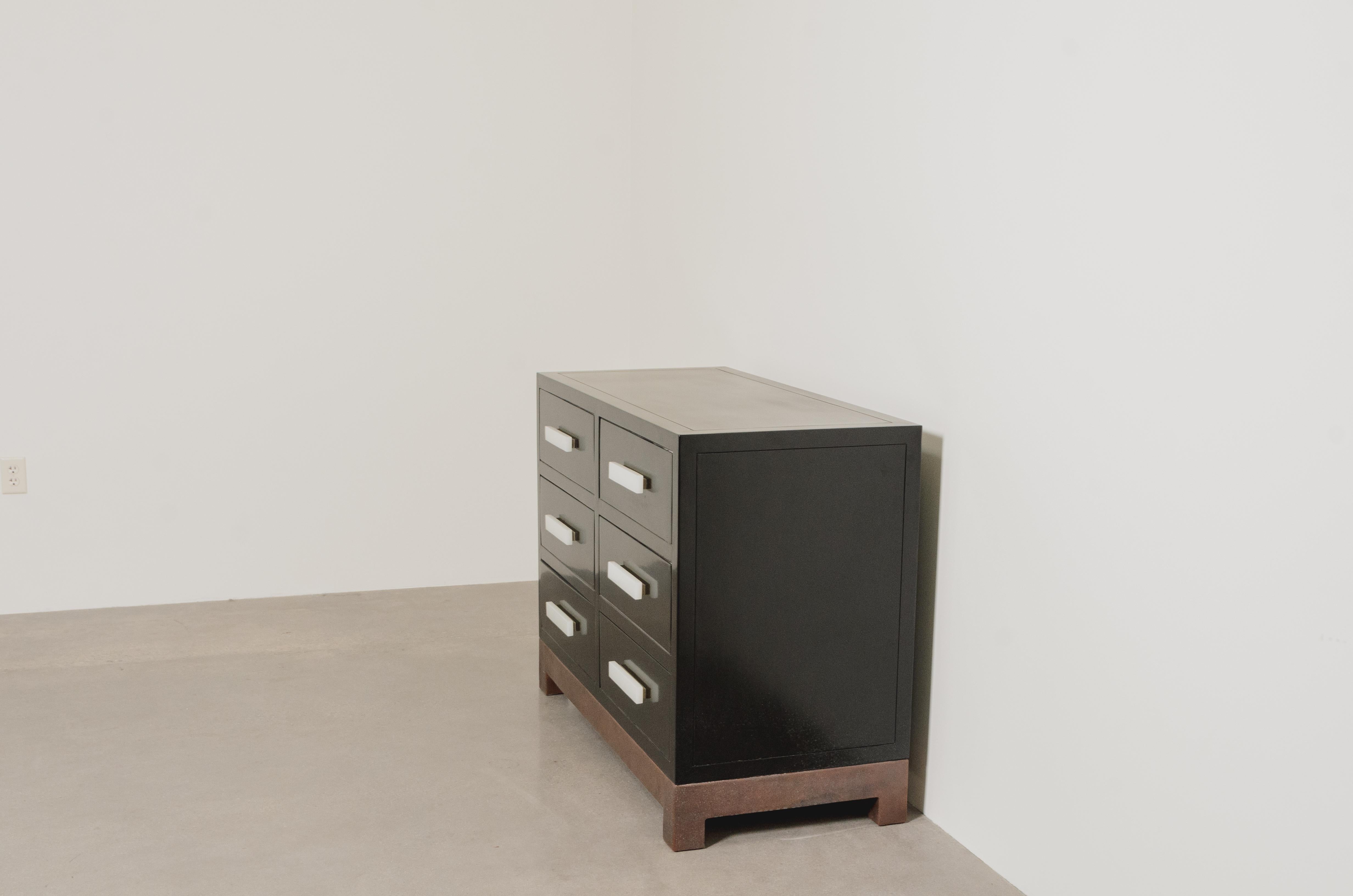 Mueble de 6 cajones con tiradores de cristal de Bai Jade de Pekín y base de cobre de Robert Kuo en Nuevo estado para la venta en Los Angeles, CA