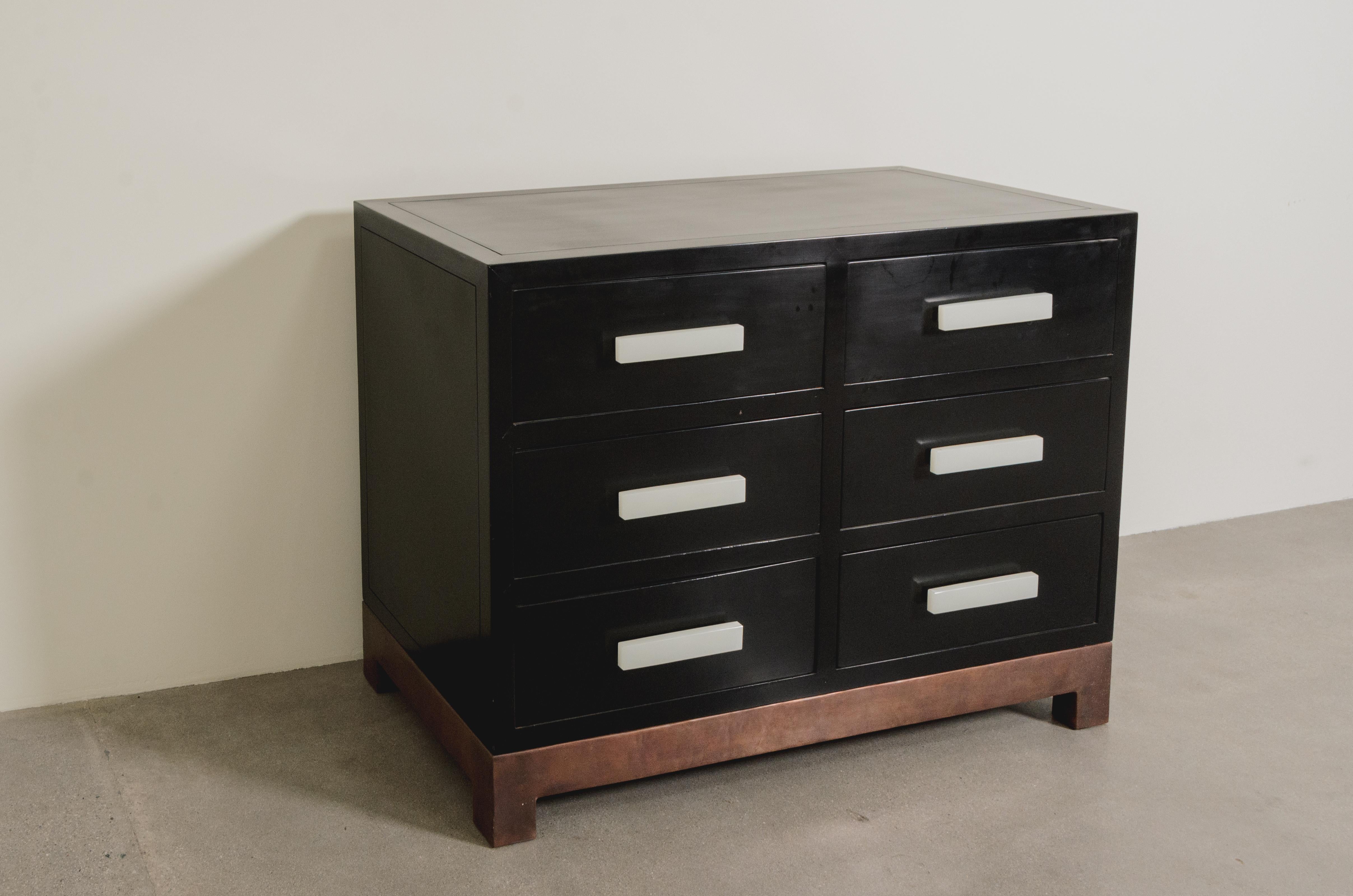 Mueble de 6 cajones con tiradores de cristal de Bai Jade de Pekín y base de cobre de Robert Kuo Siglo XXI y contemporáneo en venta