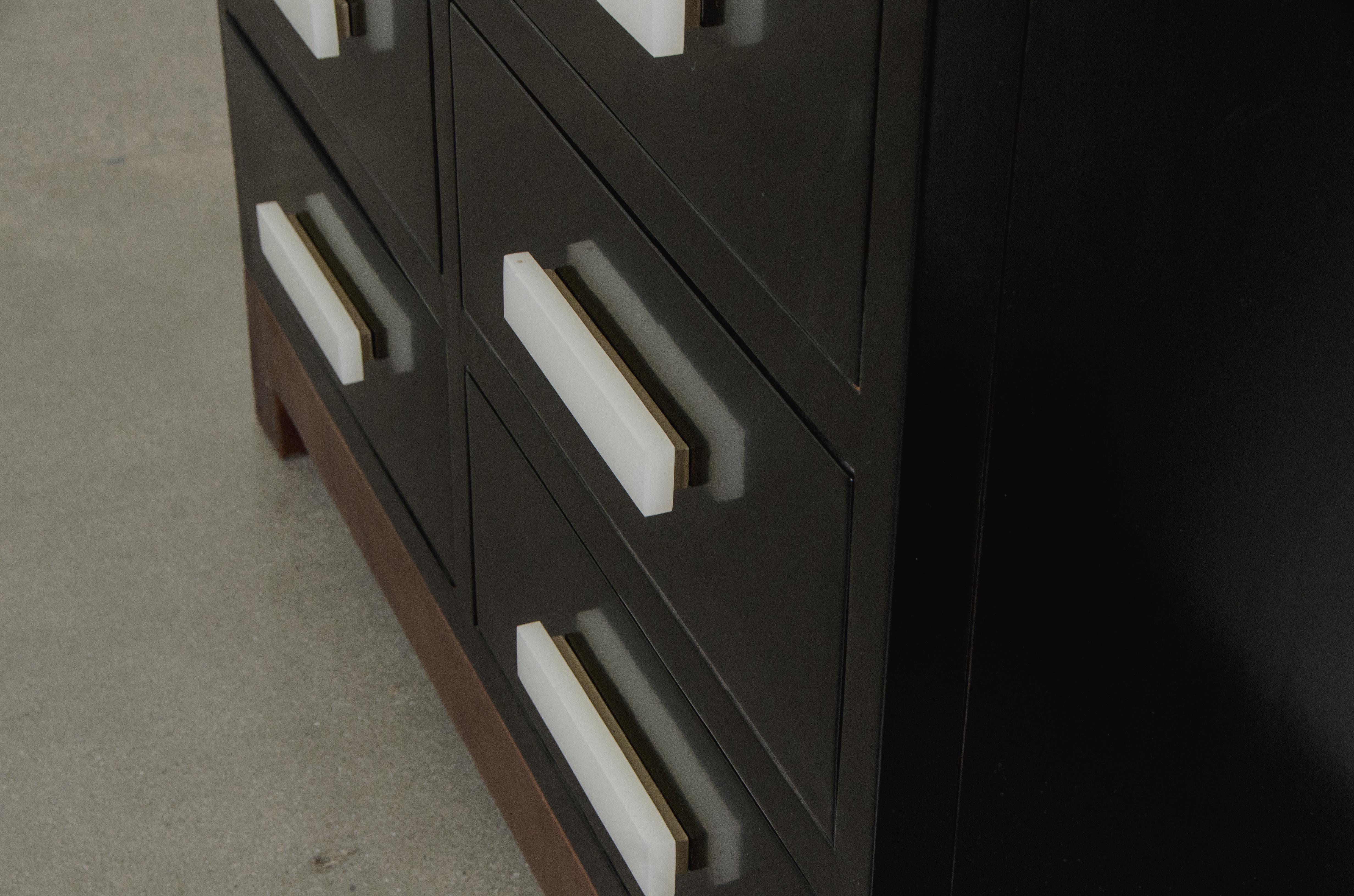 Mueble de 6 cajones con tiradores de cristal de Bai Jade de Pekín y base de cobre de Robert Kuo en venta 2