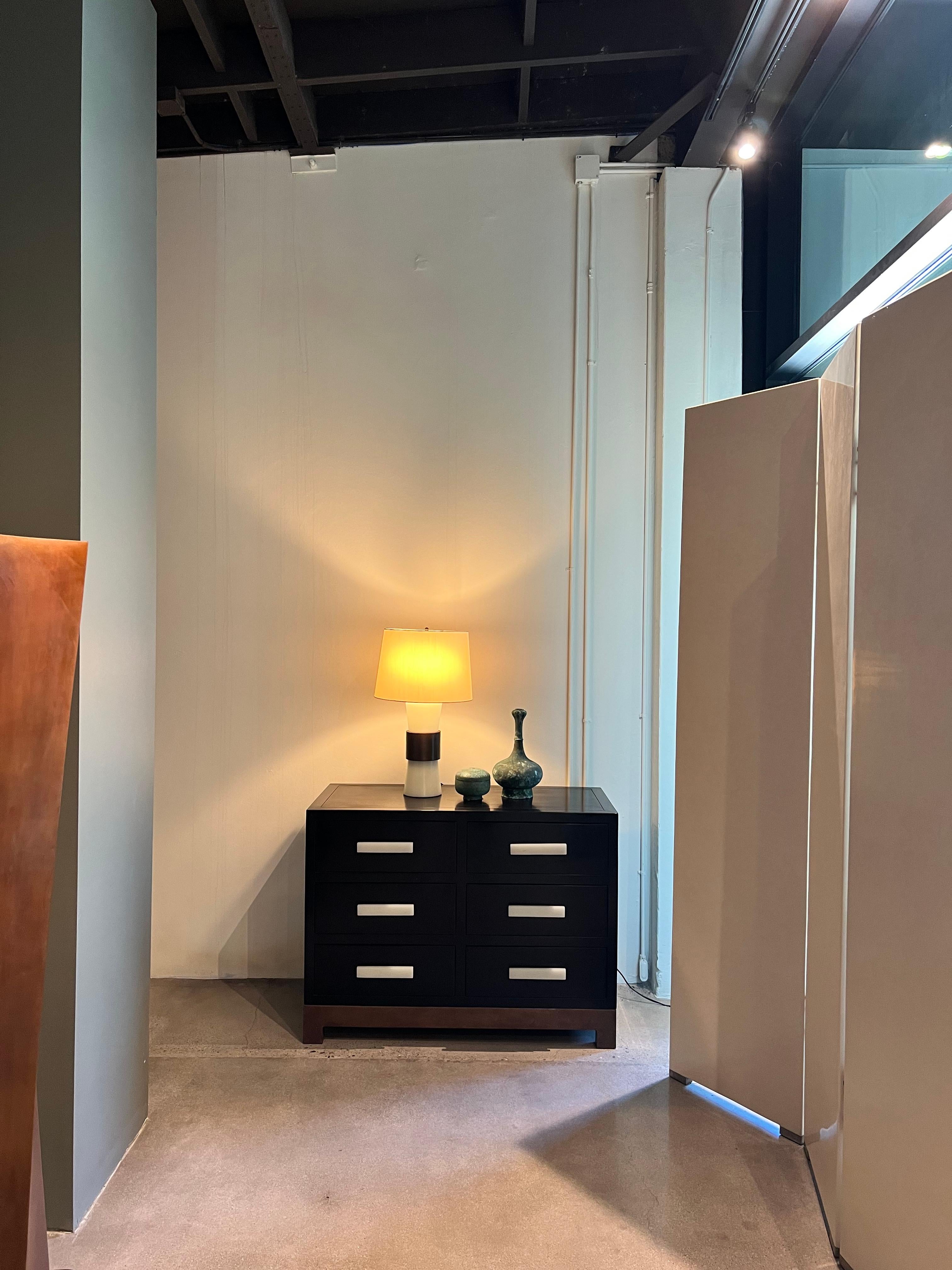 Mueble de 6 cajones con tiradores de cristal de Bai Jade de Pekín y base de cobre de Robert Kuo en venta 3