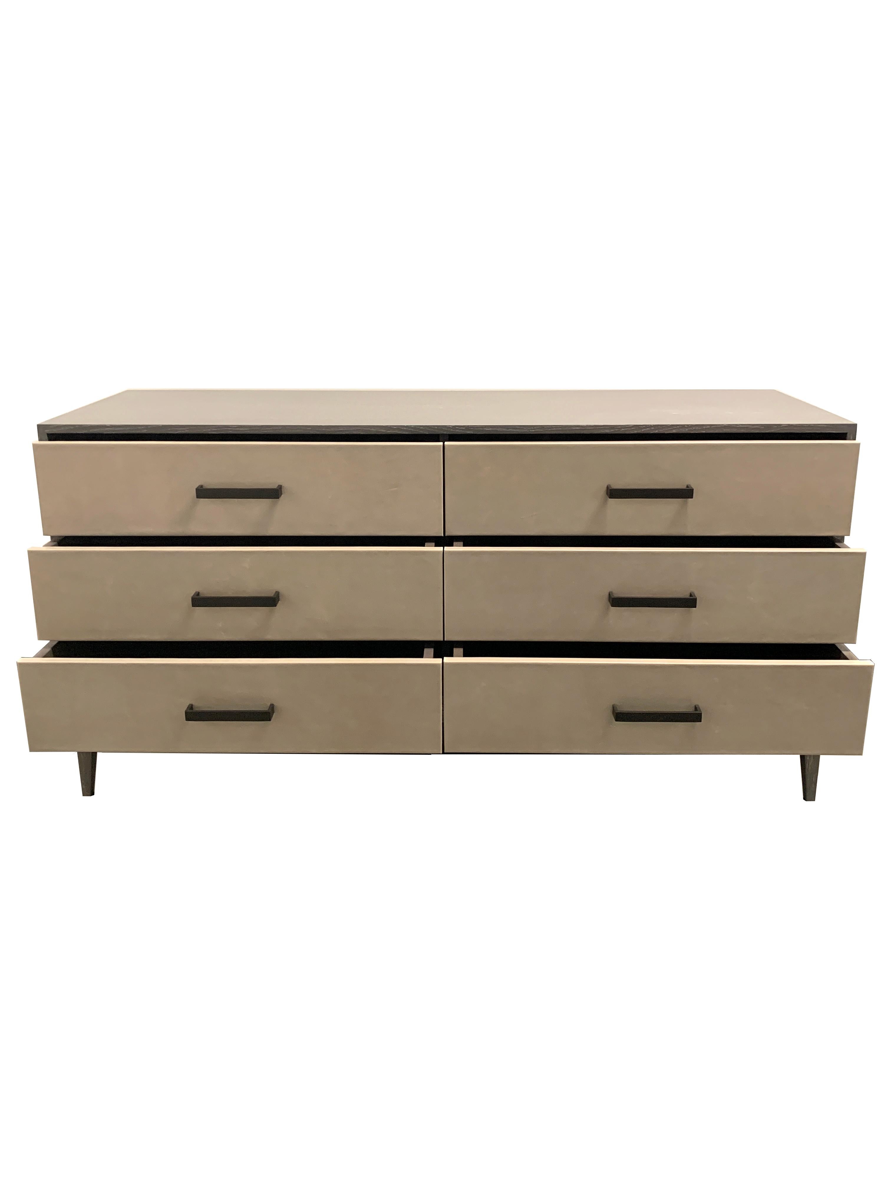 La cassettiera in pelle di Ercole Home ha 6 cassetti e un frontale in pelle Pearl. Le maniglie in acciaio naturale adornano i frontali dei cassetti e sono tutte dotate di chiusura automatica.
Sono disponibili dimensioni e finiture personalizzate.