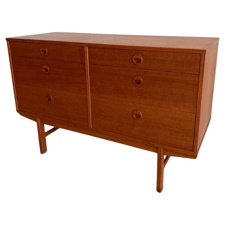 Grande credenza semplice a 6 cassetti in teak. Sei cassetti profondi, con struttura a coda di rondine. Disegnato da Folke Ohlsson per Dux, prodotto in Svezia. Il comò è in buone condizioni vintage. 

48