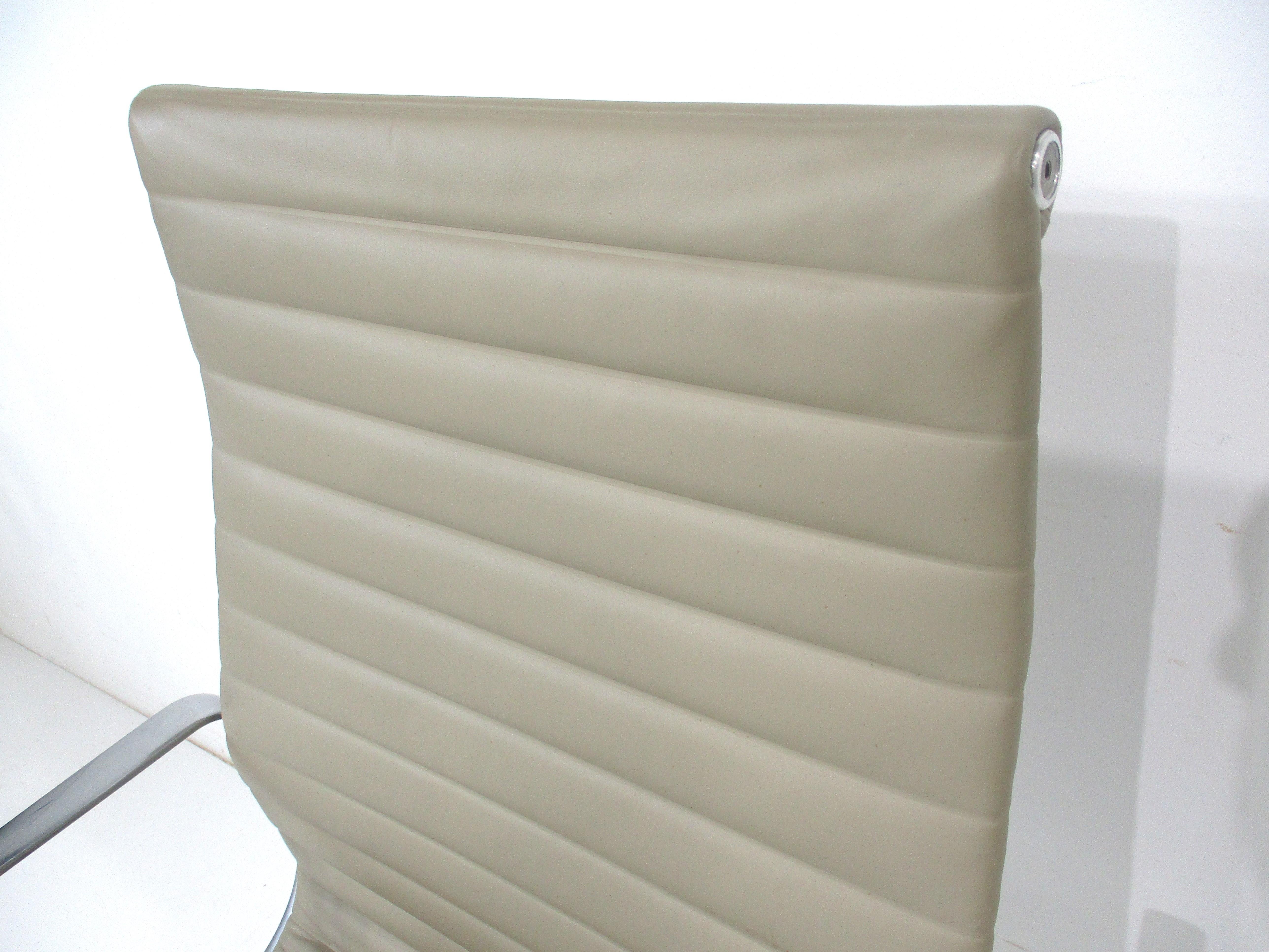 6 chaises de groupe Eames du 50e anniversaire en aluminium pour Herman Miller en vente 3