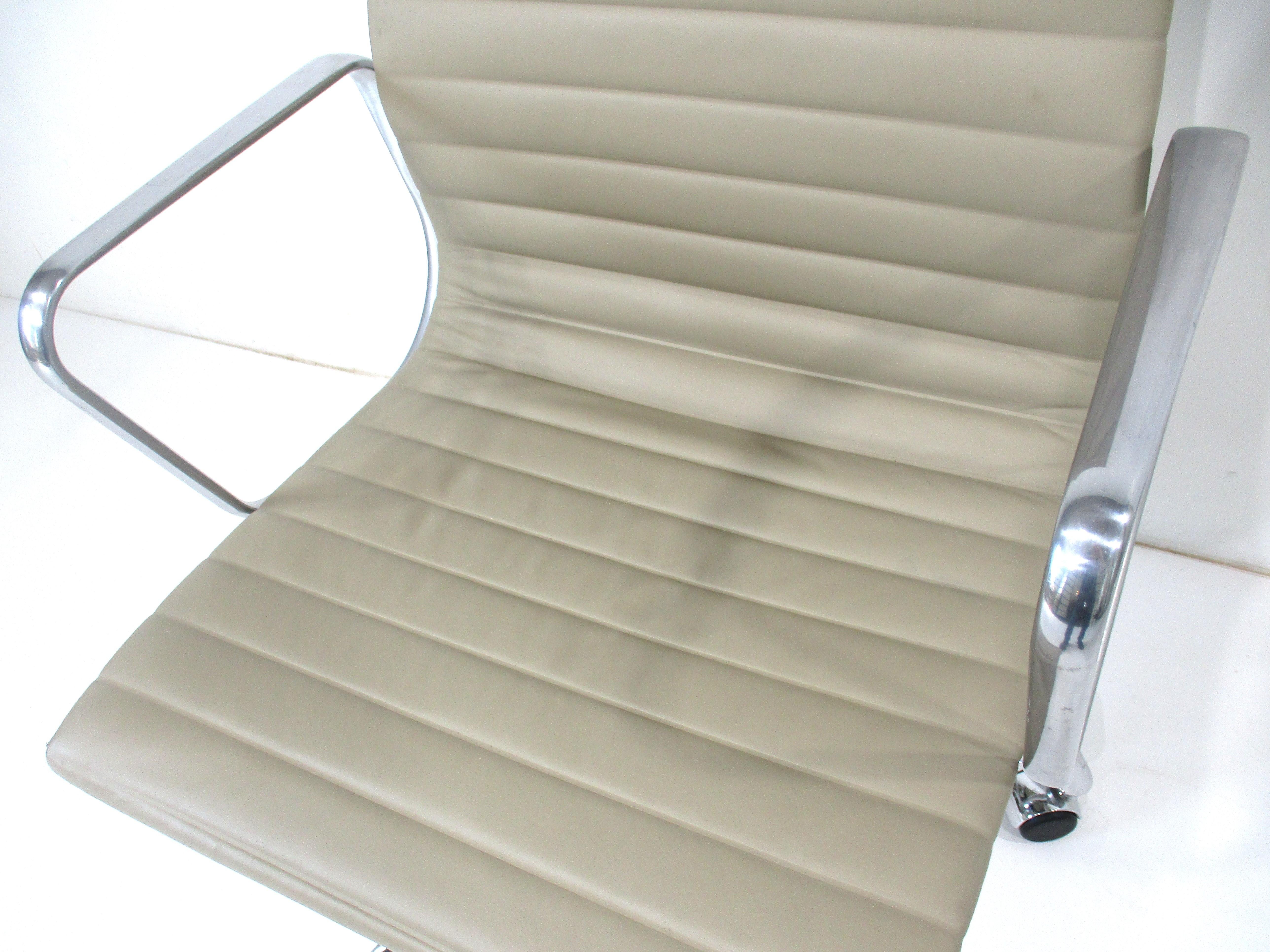 6 chaises de groupe Eames du 50e anniversaire en aluminium pour Herman Miller en vente 4