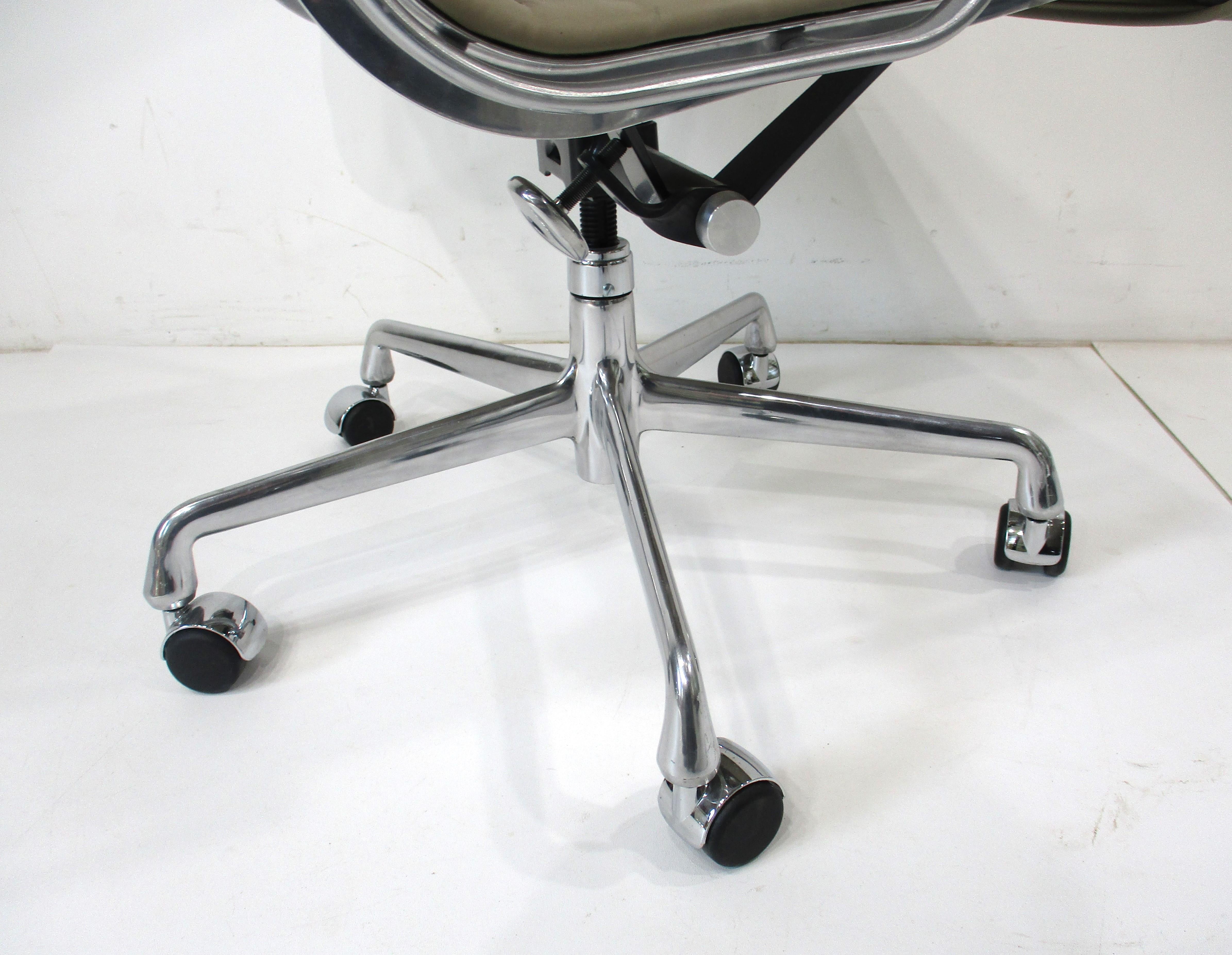 6 chaises de groupe Eames du 50e anniversaire en aluminium pour Herman Miller en vente 6