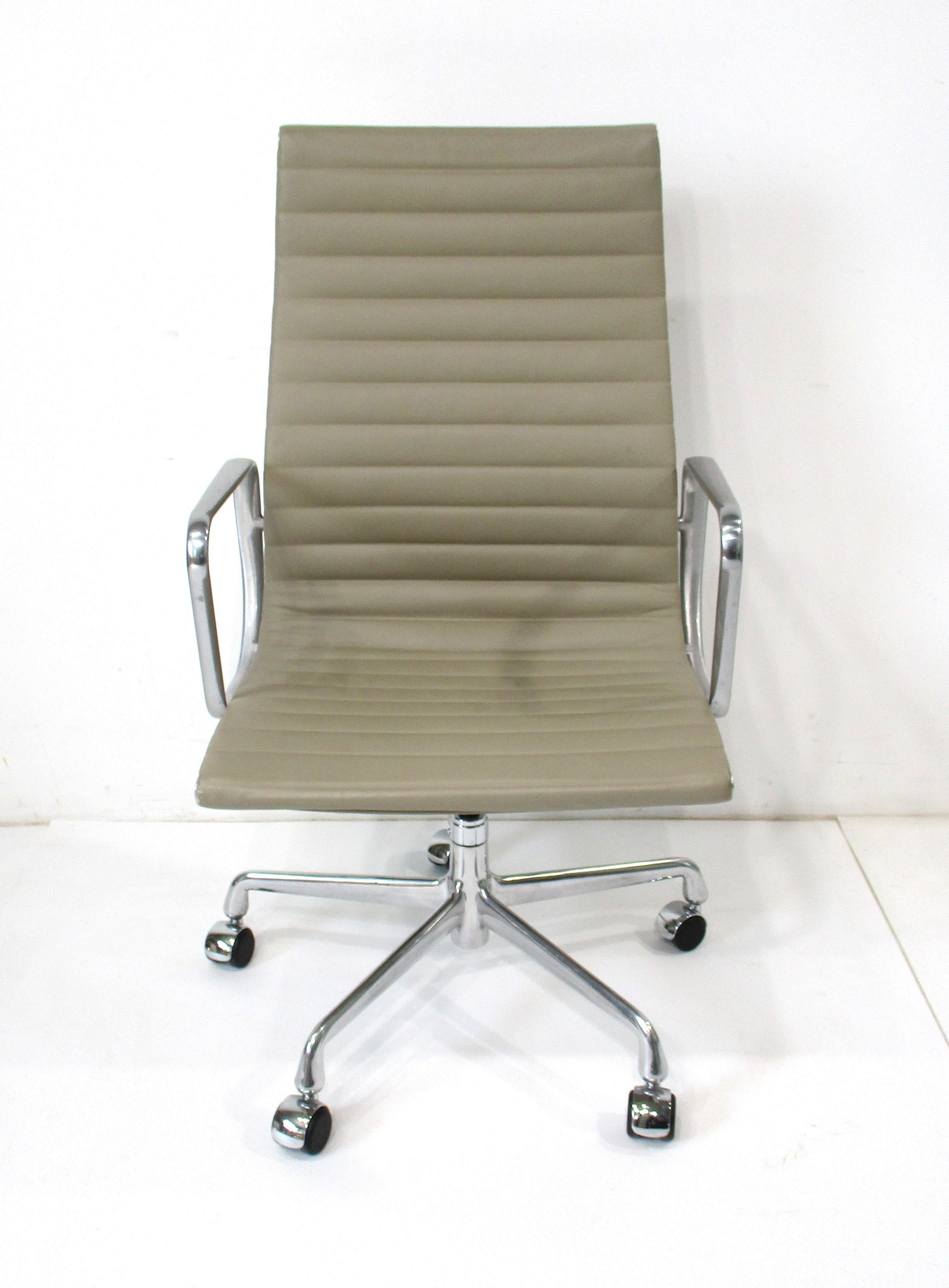 Mid-Century Modern 6 Eames 50th Anniversary Executive Aluminum Group Chairs for Herman Miller For Sale