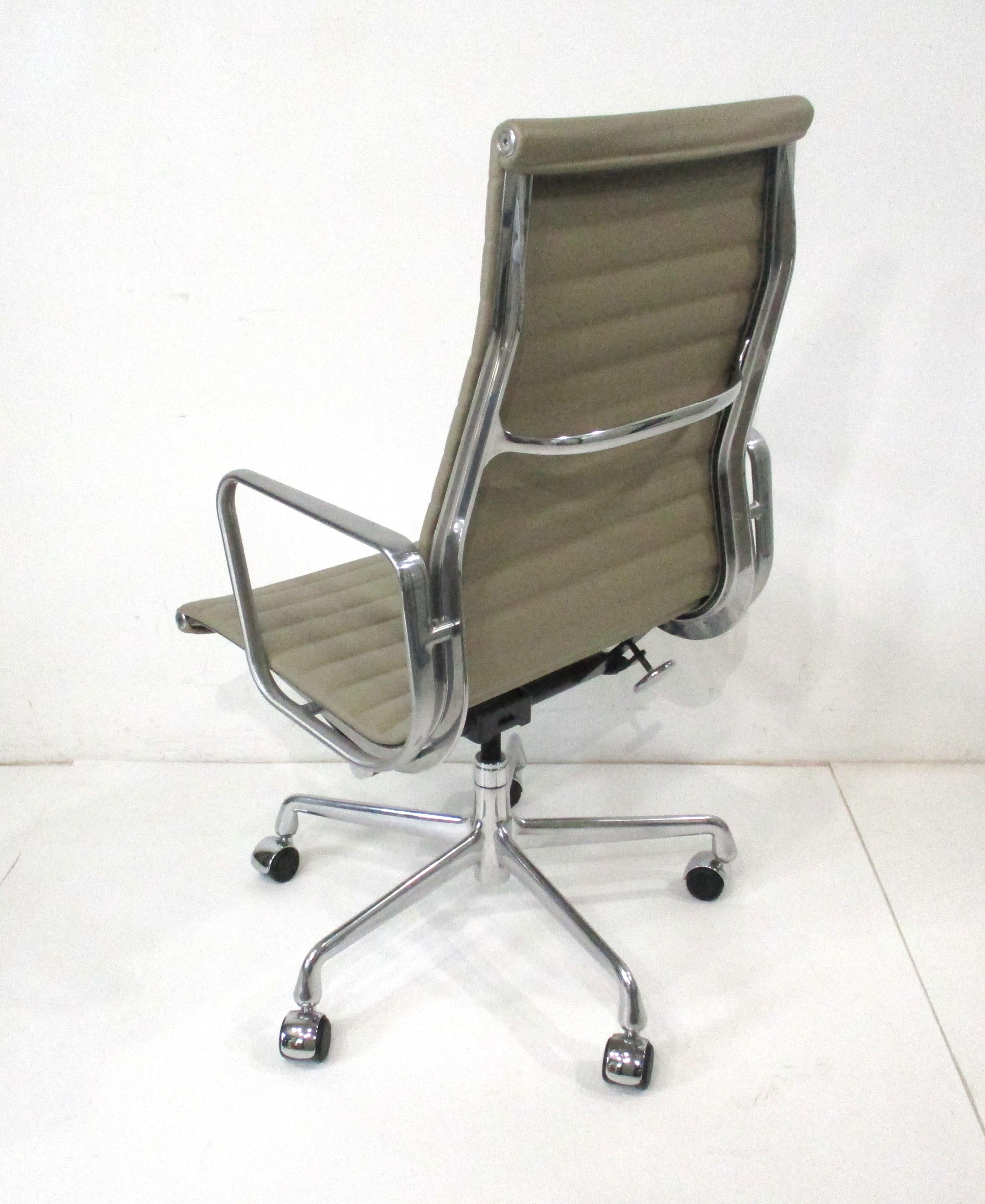 6 chaises de groupe Eames du 50e anniversaire en aluminium pour Herman Miller Bon état - En vente à Cincinnati, OH