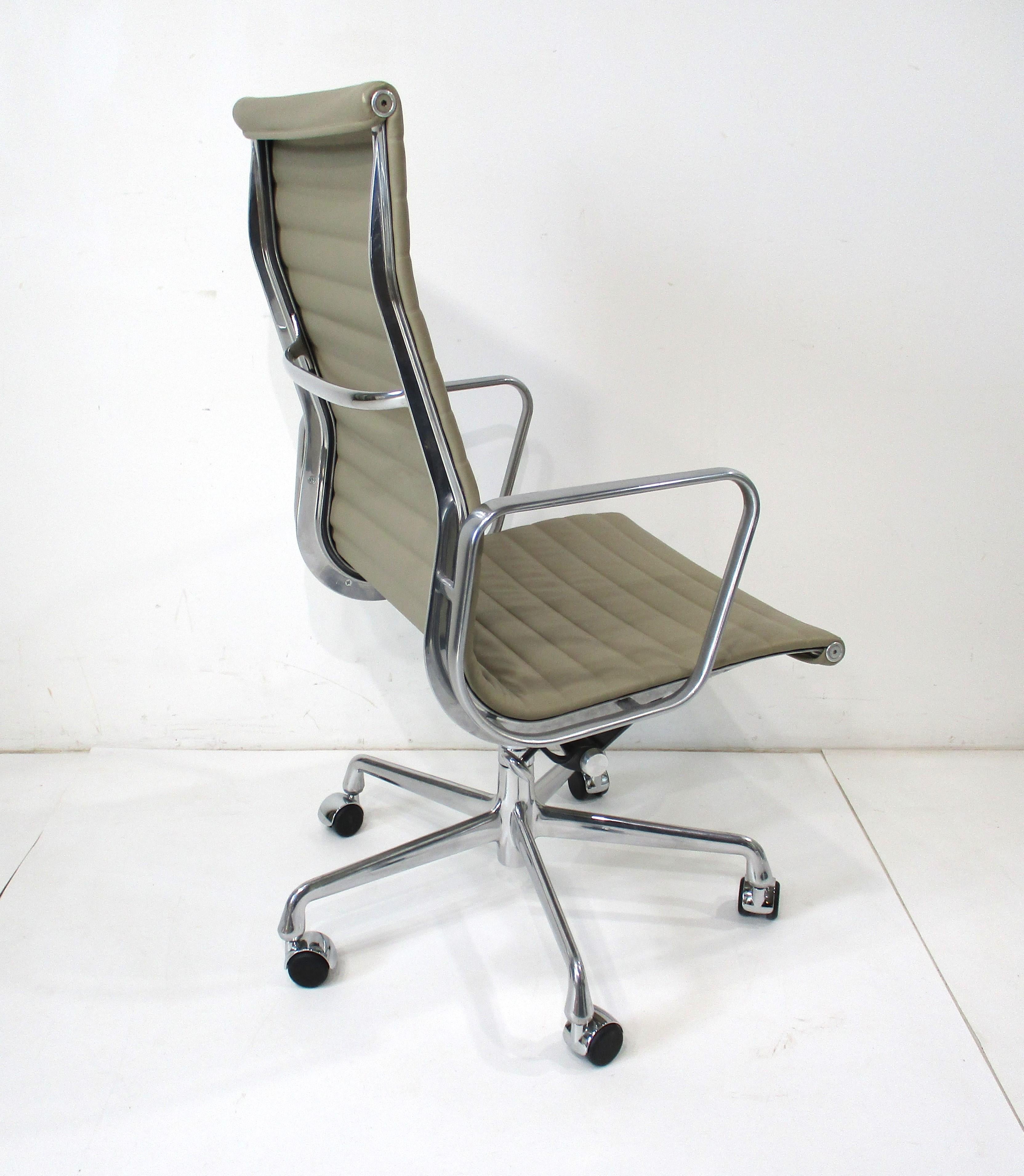 6 Eames 50th Anniversary Executive Aluminum Group Chairs for Herman Miller For Sale 1