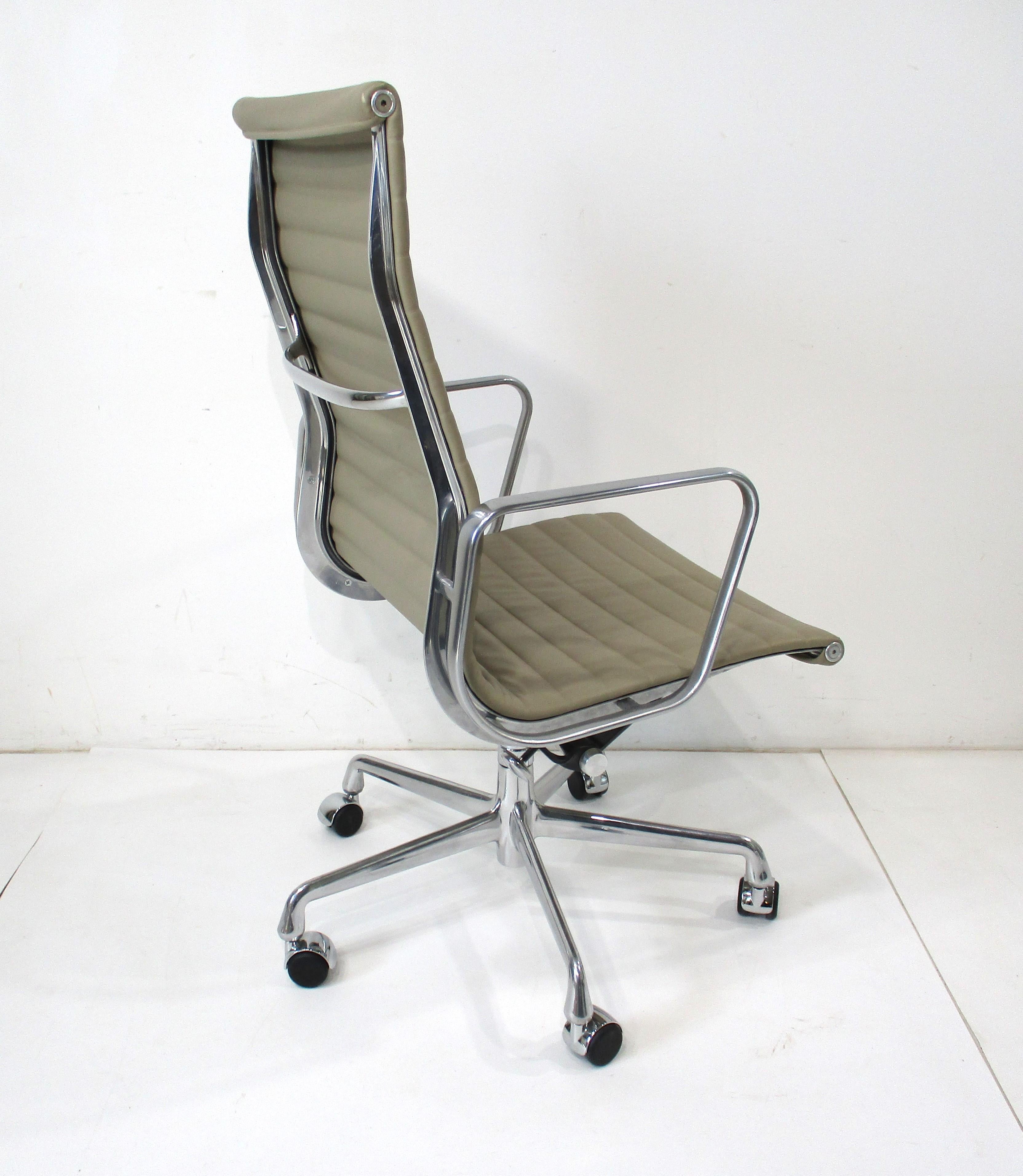 6 Eames-Gruppenstühle aus Aluminium zum 50. Jahrestag von Executive Aluminum für Herman Miller im Angebot 1