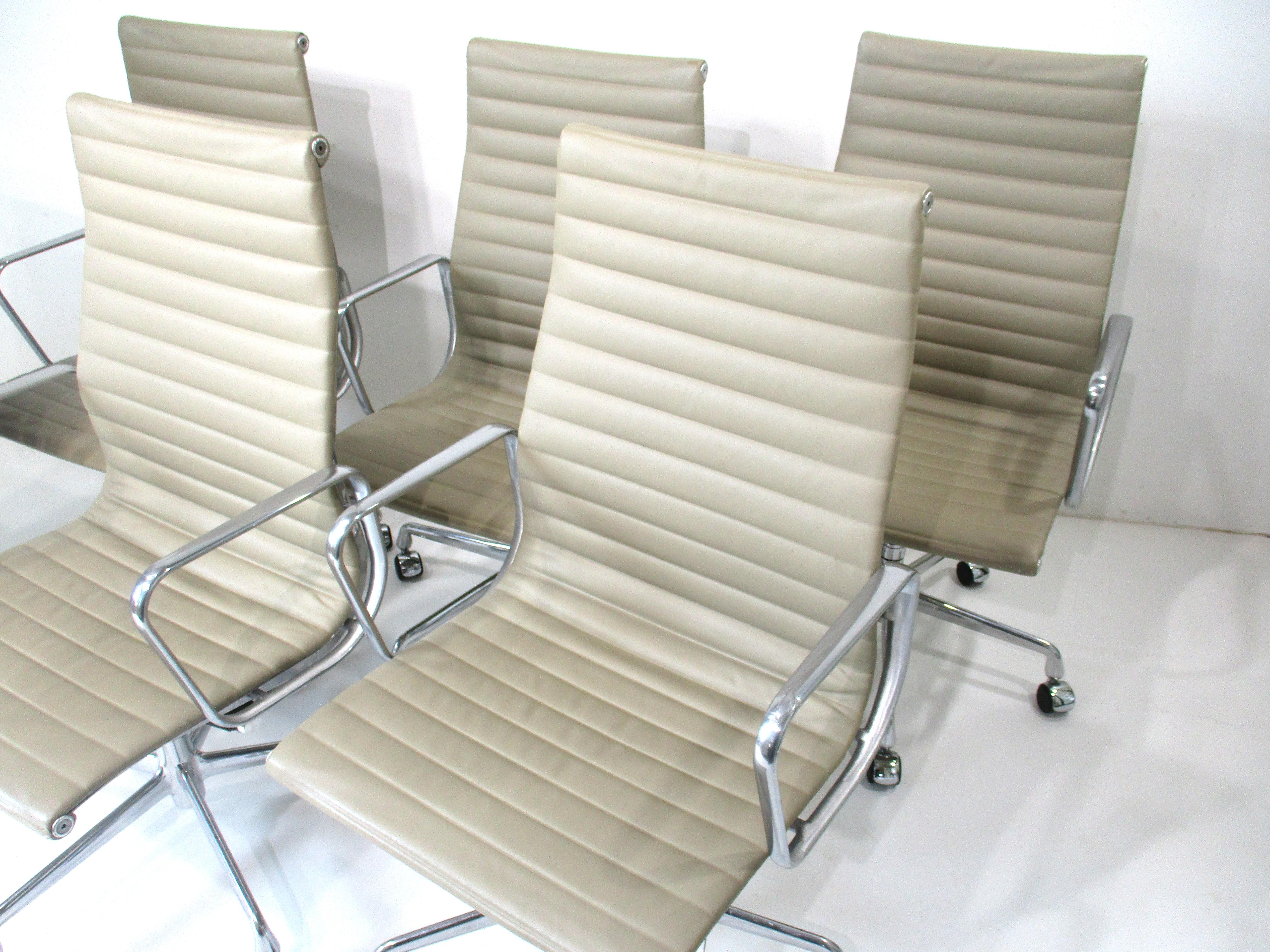 6 chaises de groupe Eames du 50e anniversaire en aluminium pour Herman Miller en vente 2