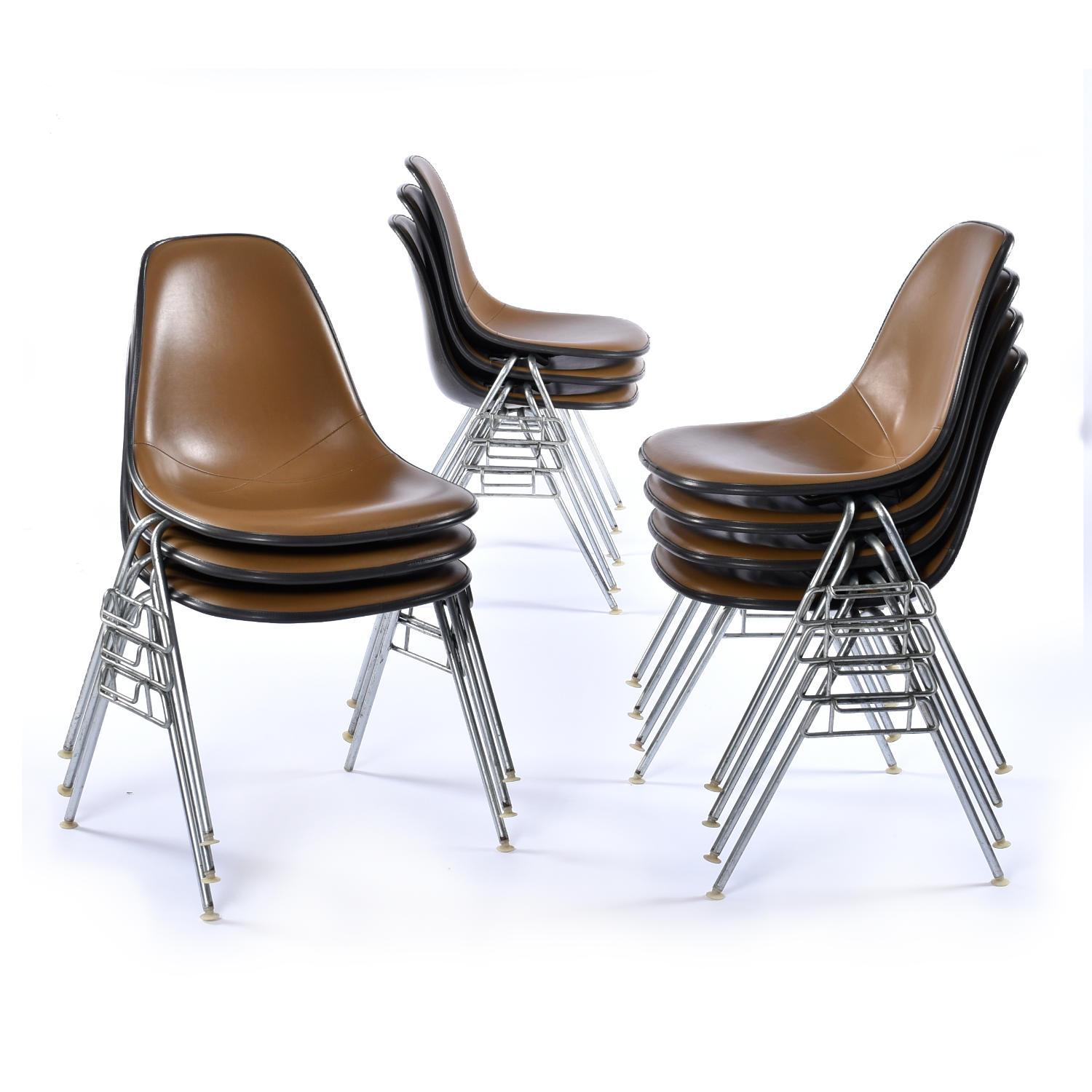 Verkauft als eine Gruppe von 6 Stühlen. 20 einzelne Stühle sind verfügbar. Kontaktieren Sie uns, wenn Sie eine individuelle Menge benötigen.

Stapelbare Eames-Glasfaserschalenstühle mit original braunen Naugahyde-Pads. Die berühmten Charles und Ray