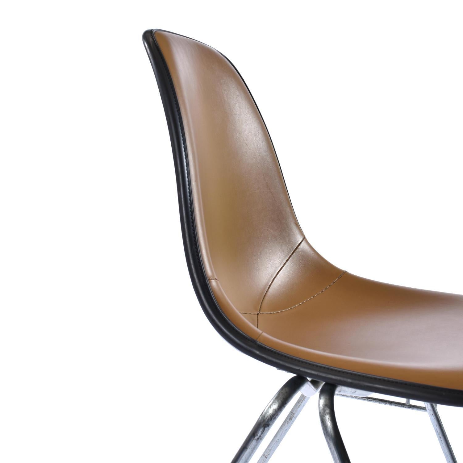 Milieu du XXe siècle 6 chaises empilables Eames pour Herman Miller DSS en fibre de verre de Naugahyde en vente