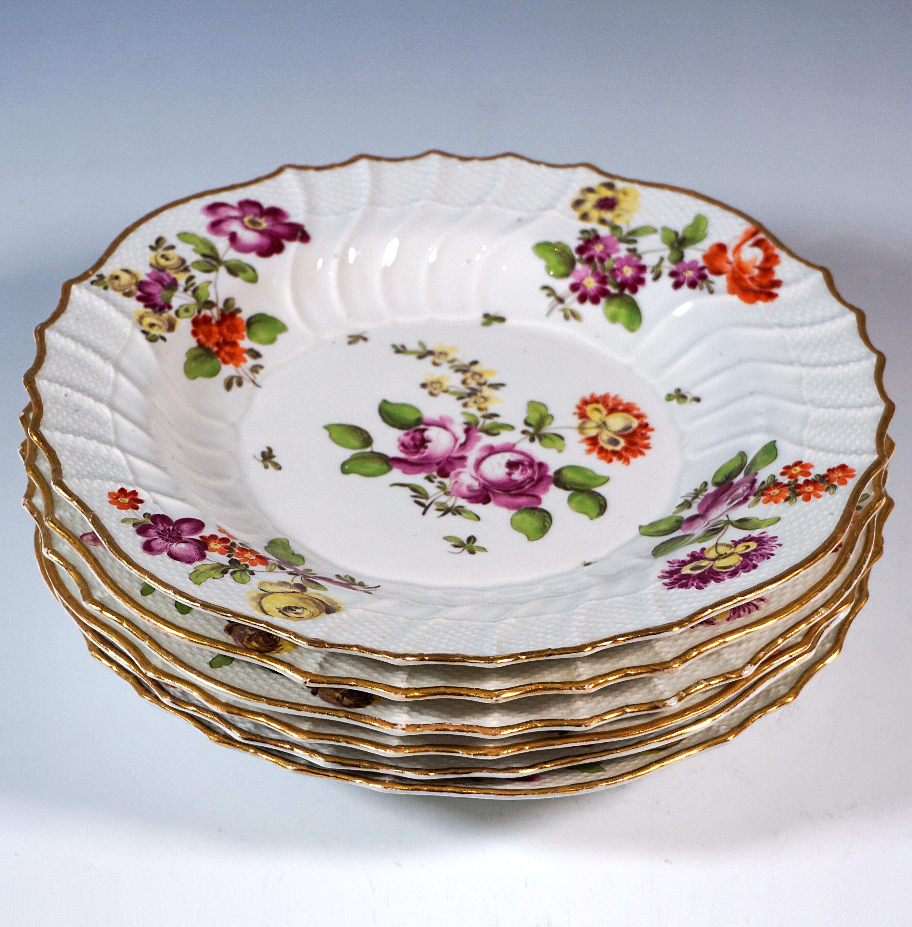 6 Assiettes en porcelaine impériale viennoise d'époque, peinture de fleurs et or, c.1750 en vente 3
