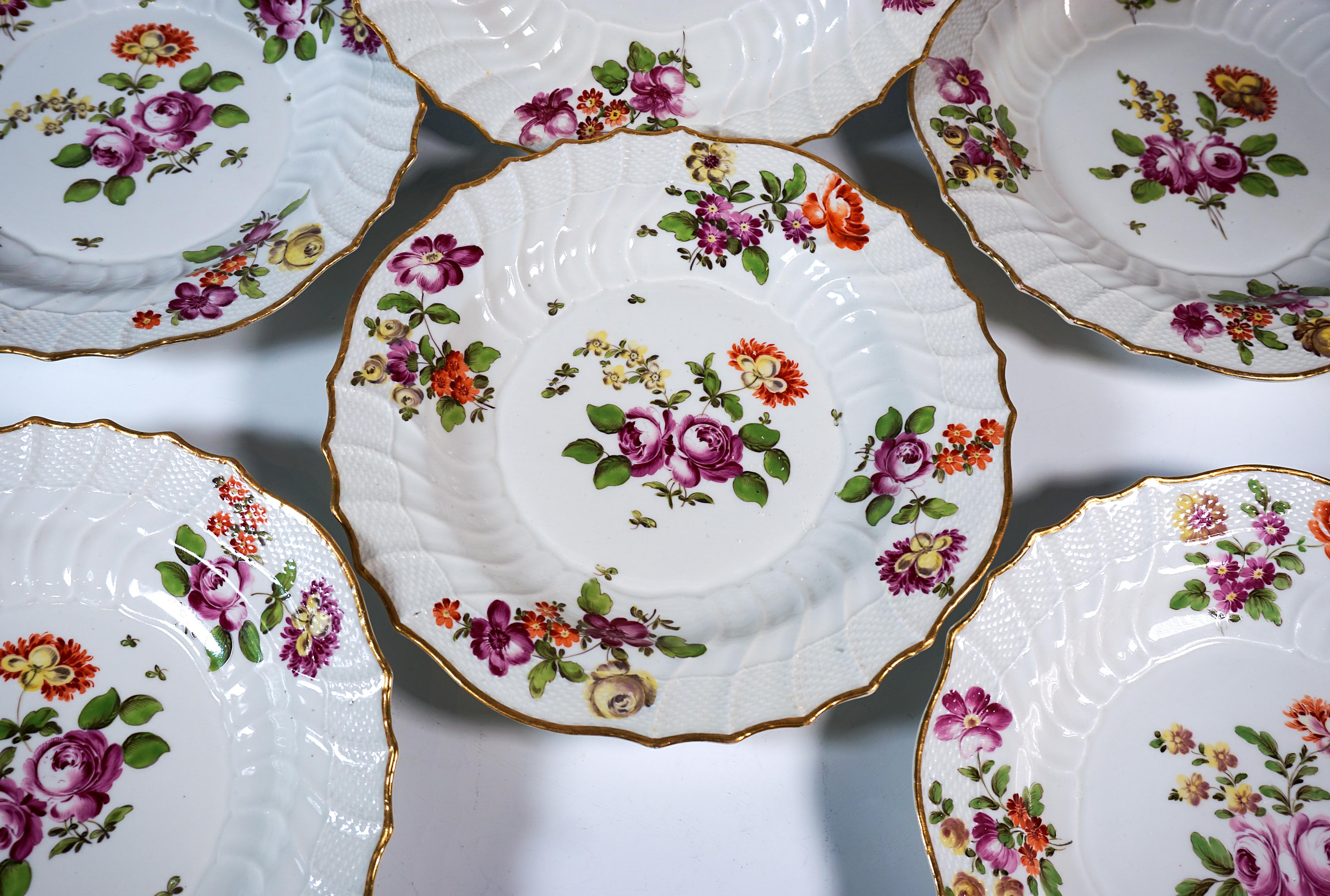 Autrichien 6 Assiettes en porcelaine impériale viennoise d'époque, peinture de fleurs et or, c.1750 en vente
