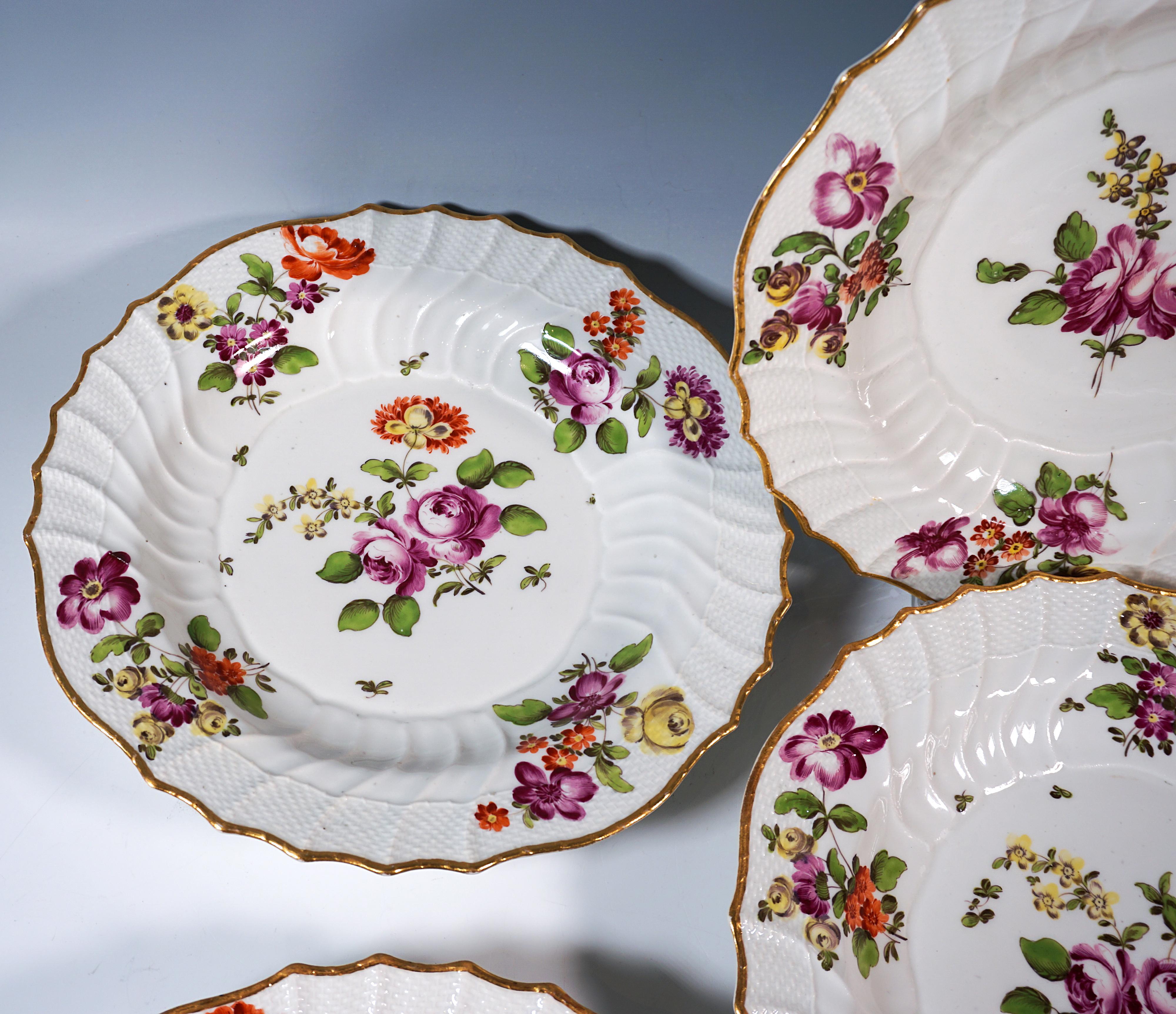 Fait main 6 Assiettes en porcelaine impériale viennoise d'époque, peinture de fleurs et or, c.1750 en vente