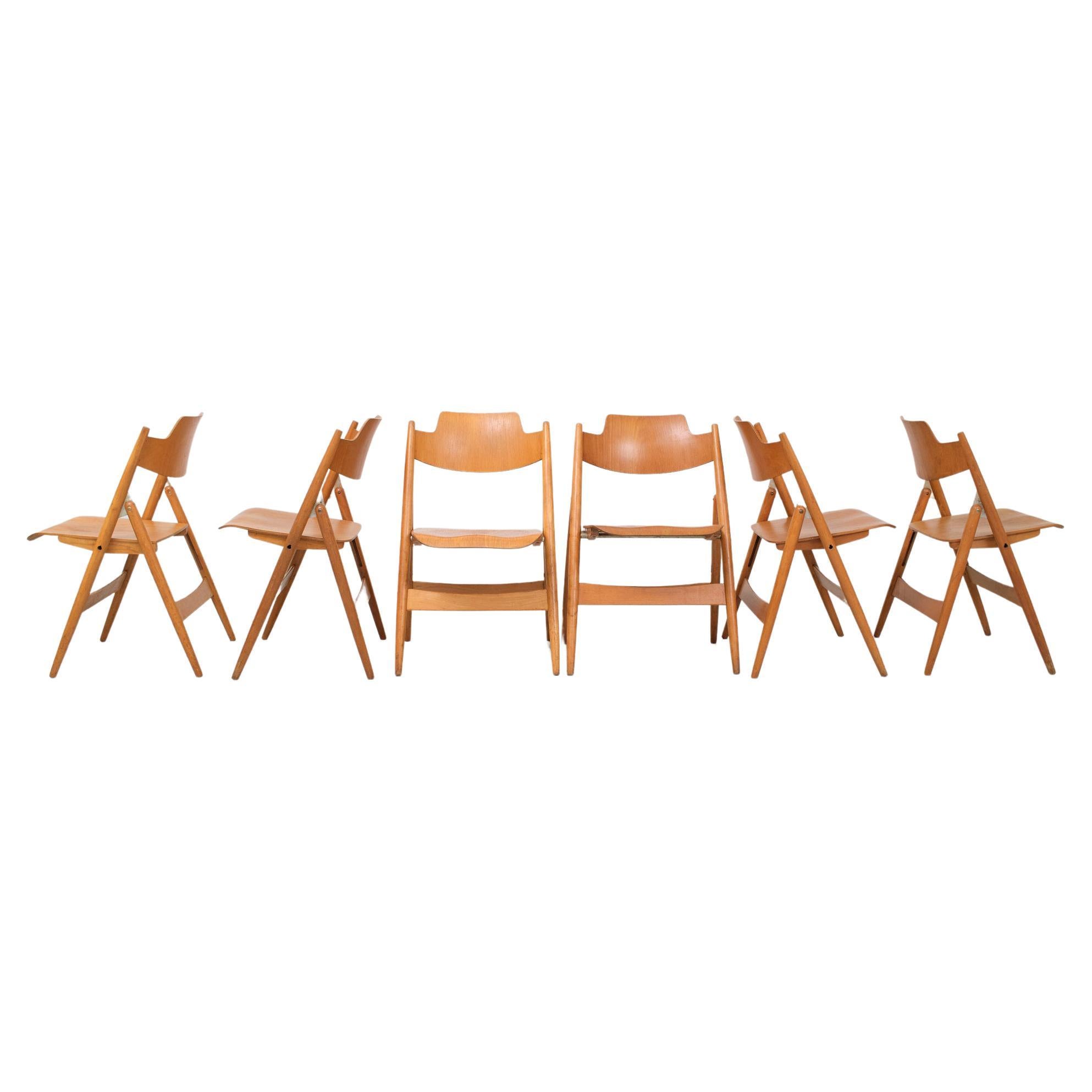 Very nice set of 6 folding chairs model SE18 designed by Egon Eiermann and manufactured by Wilde & Spieth, Germany 1952. These chairs are made of birch plywood and have a very nice folding mechanism. The chairs have a nice body although these are
