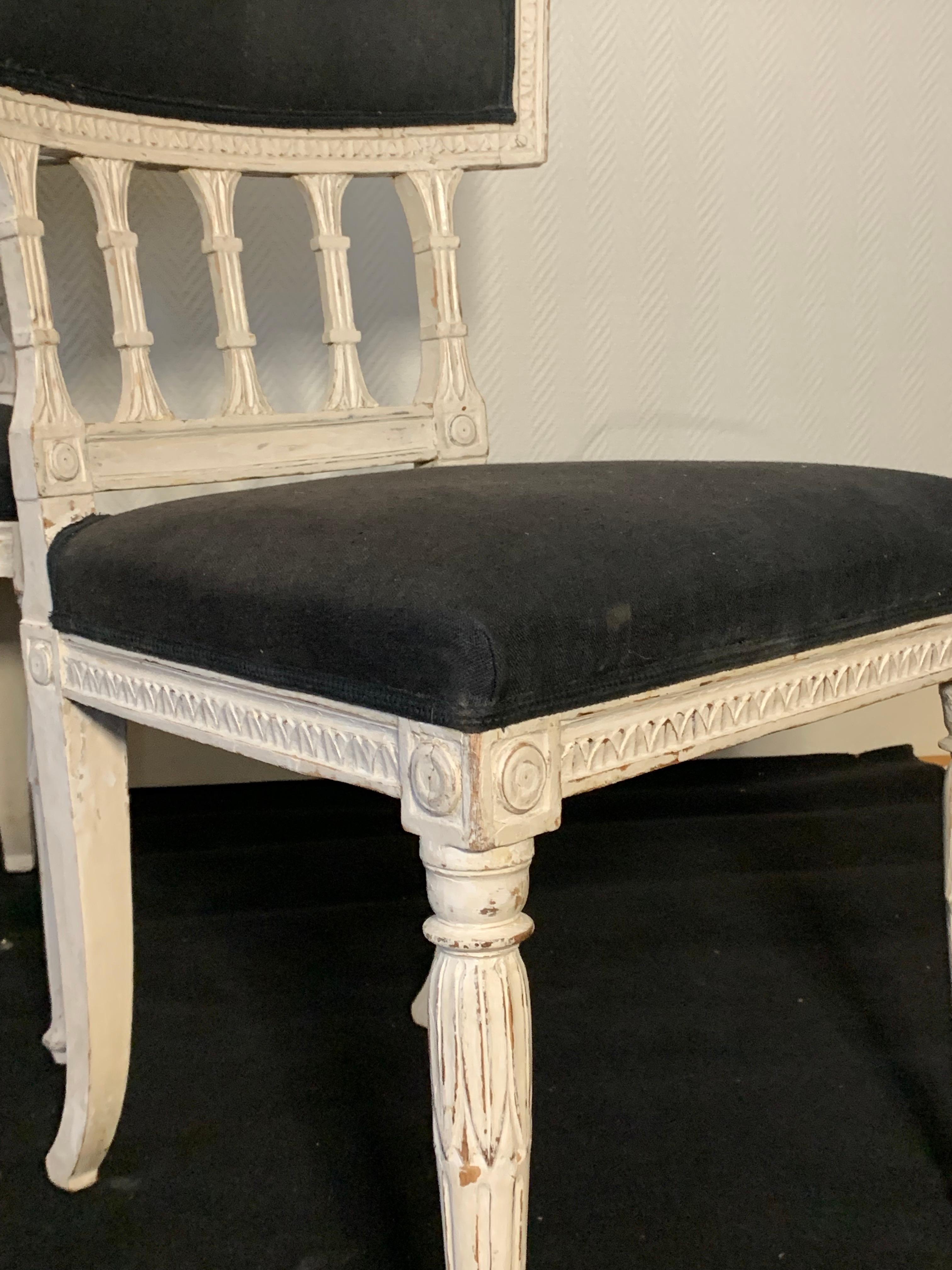 6 sedie tardo-gustaviane realizzate da Ephraim Ståhl. Le sedie sono splendidamente intagliate a mano con decorazioni a forma di tagliaunghie e foglie. 
Le sedie sono state realizzate da Ephraim Stahl, che lavorò a Stoccolma dal 1794 al 1820. Ephraim