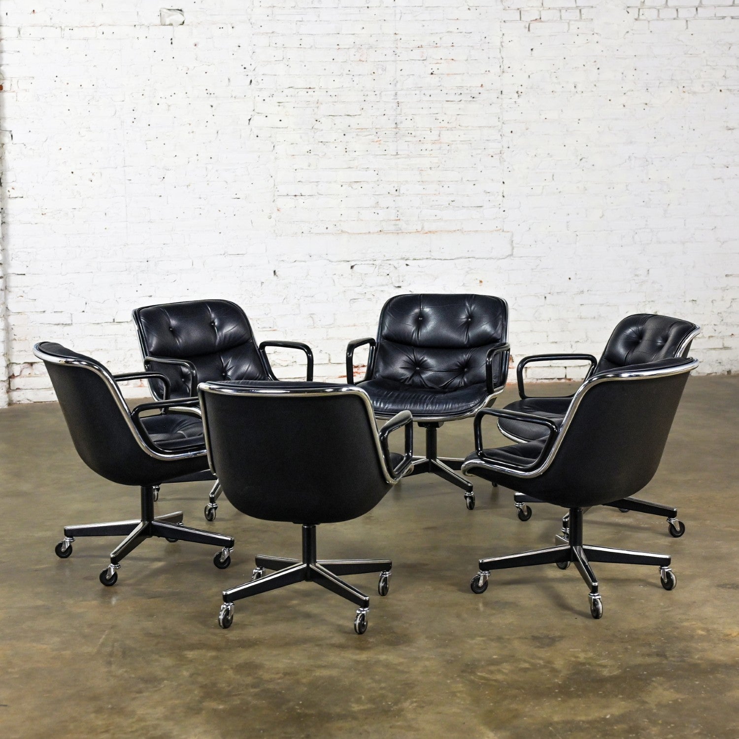 Meraviglioso set di 6 poltrone Executive da MCM (Mid-Century Modern) a moderne di Charles Pollock per Knoll. Ogni sedia è composta da una seduta e uno schienale in pelle nera con dettagli di bottoni, una fascia in alluminio, un'asta cromata,