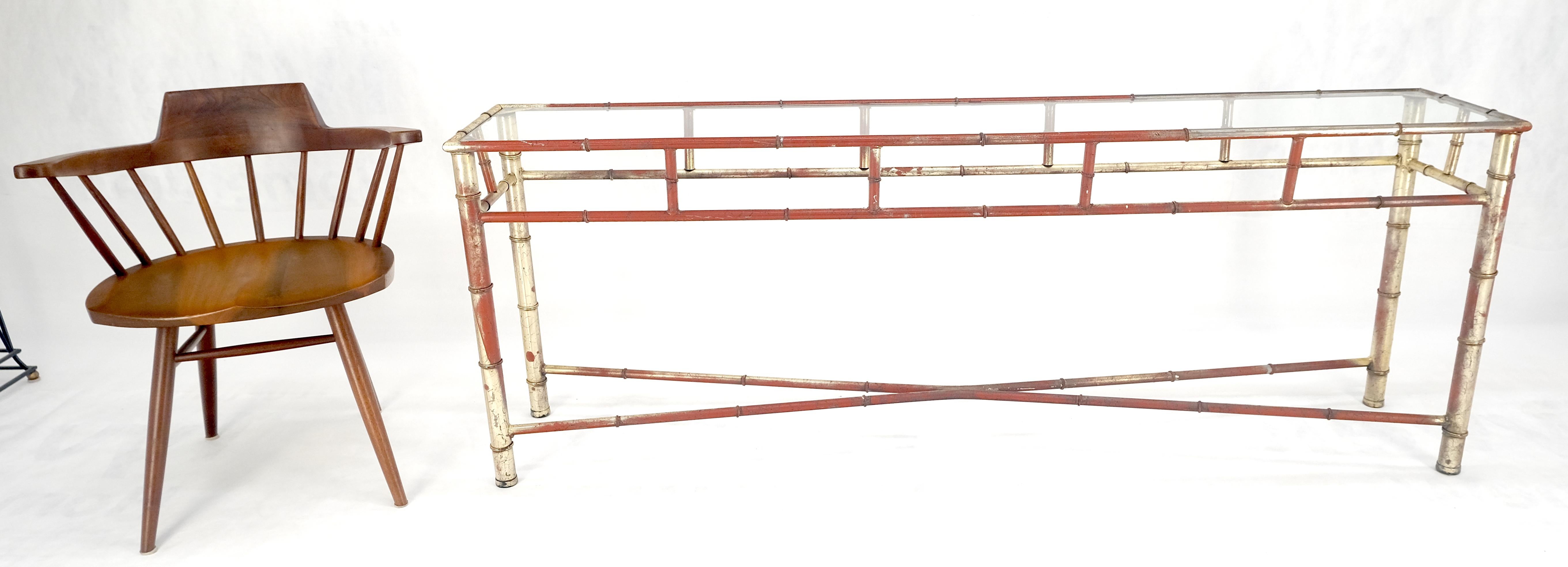 Mesa consola de sofá de imitación de bambú de 6' en metal dorado y rojo de mediados del siglo XX en venta 5