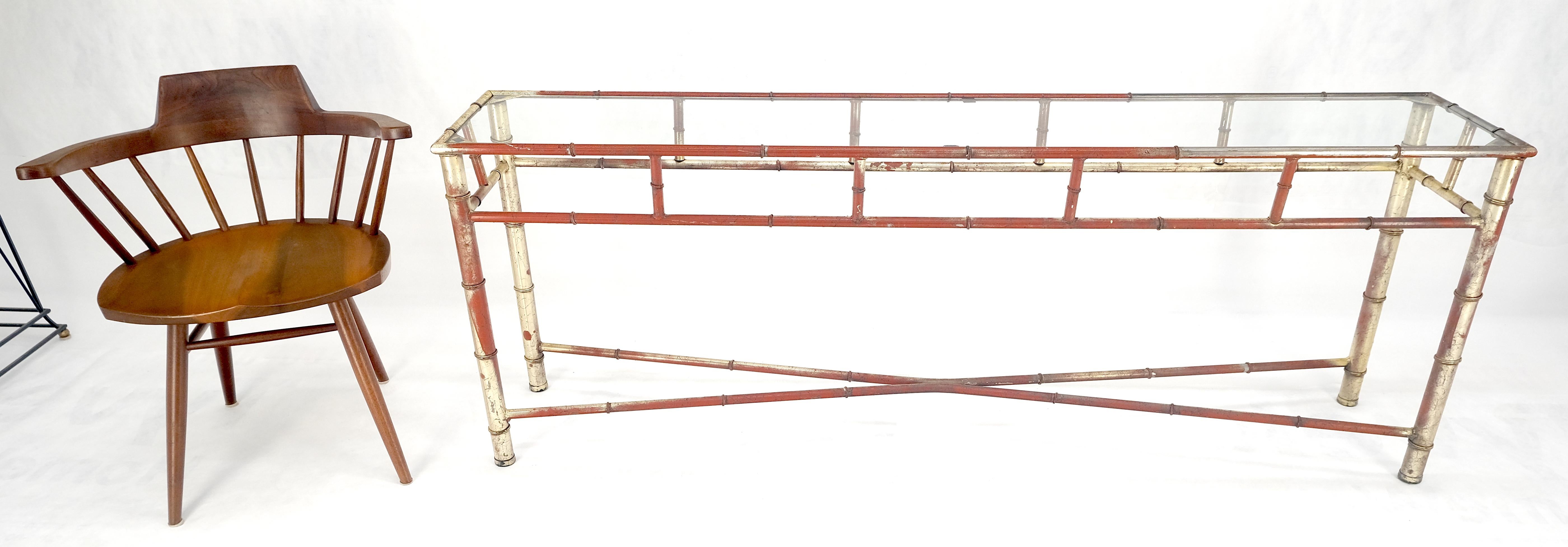 Mesa consola de sofá de imitación de bambú de 6' en metal dorado y rojo de mediados del siglo XX en venta 6