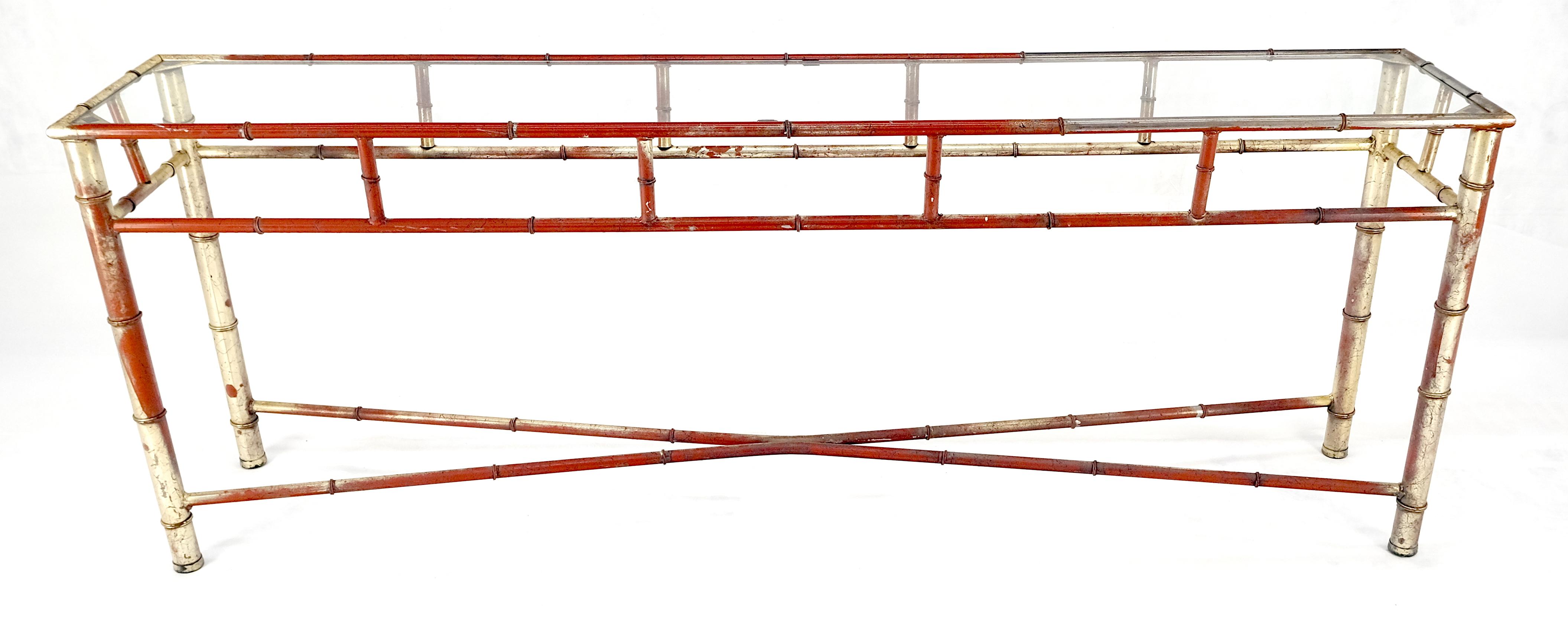 Mesa consola de sofá de imitación de bambú de 6' en metal dorado y rojo de mediados del siglo XX en venta 7