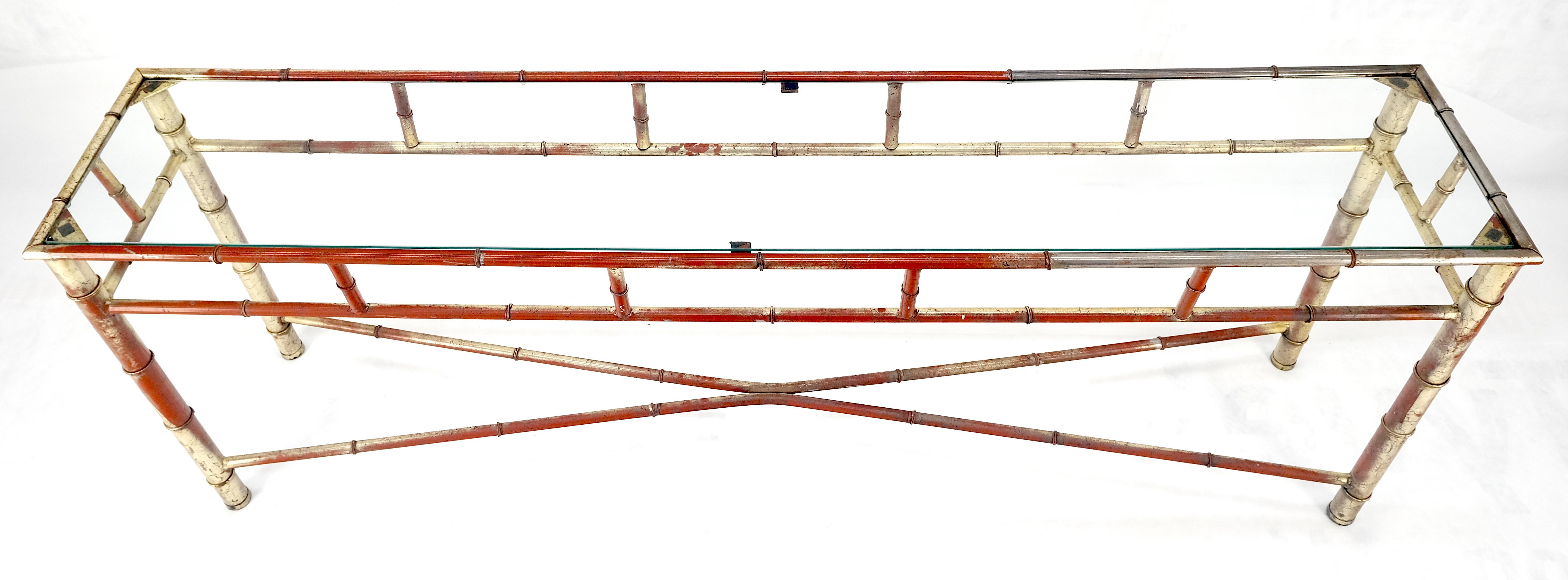 Mesa consola de sofá de imitación de bambú de 6 pies de largo en metal dorado plateado y rojo de mediados del siglo XX 
