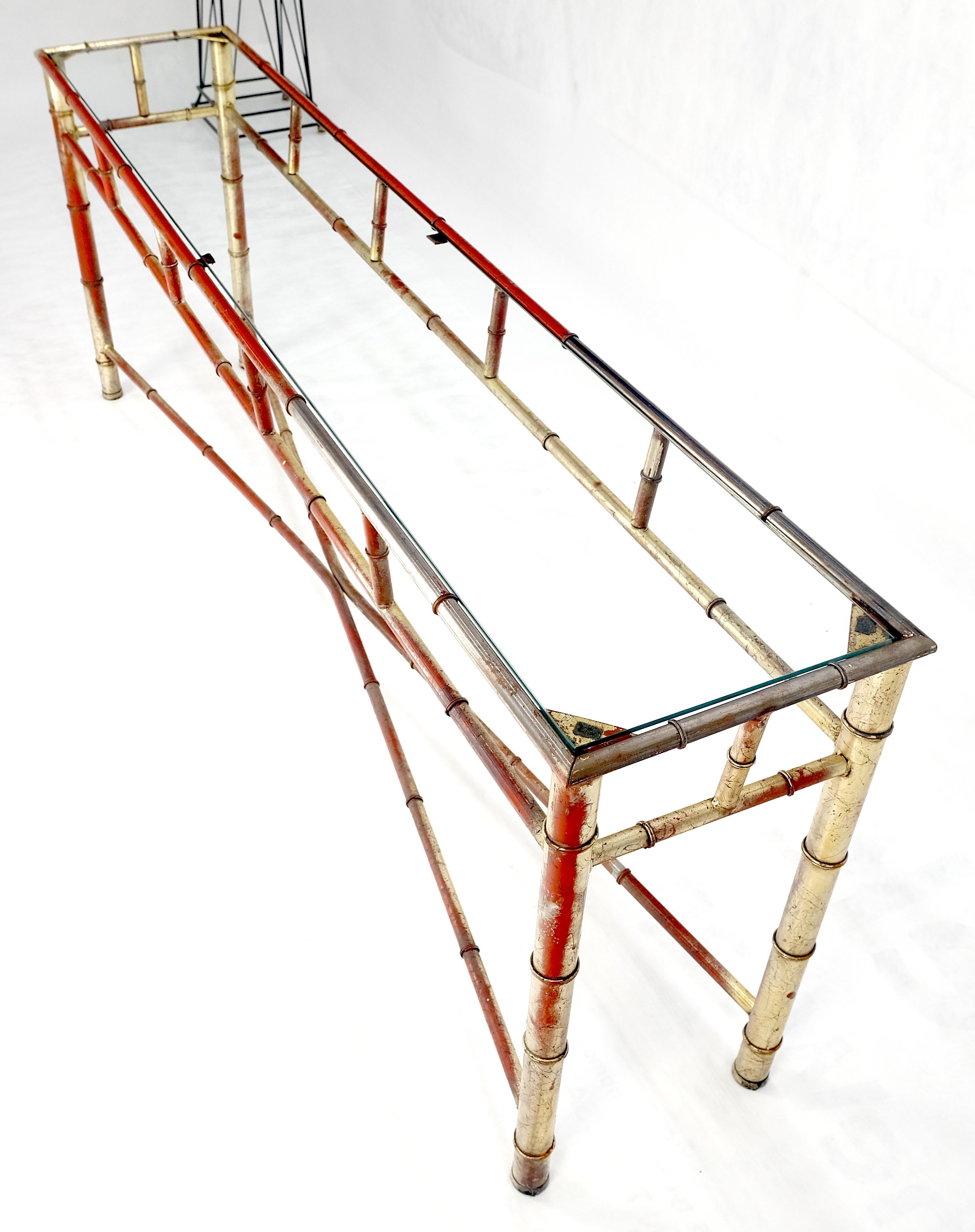 Mesa consola de sofá de imitación de bambú de 6' en metal dorado y rojo de mediados del siglo XX Moderno de mediados de siglo en venta