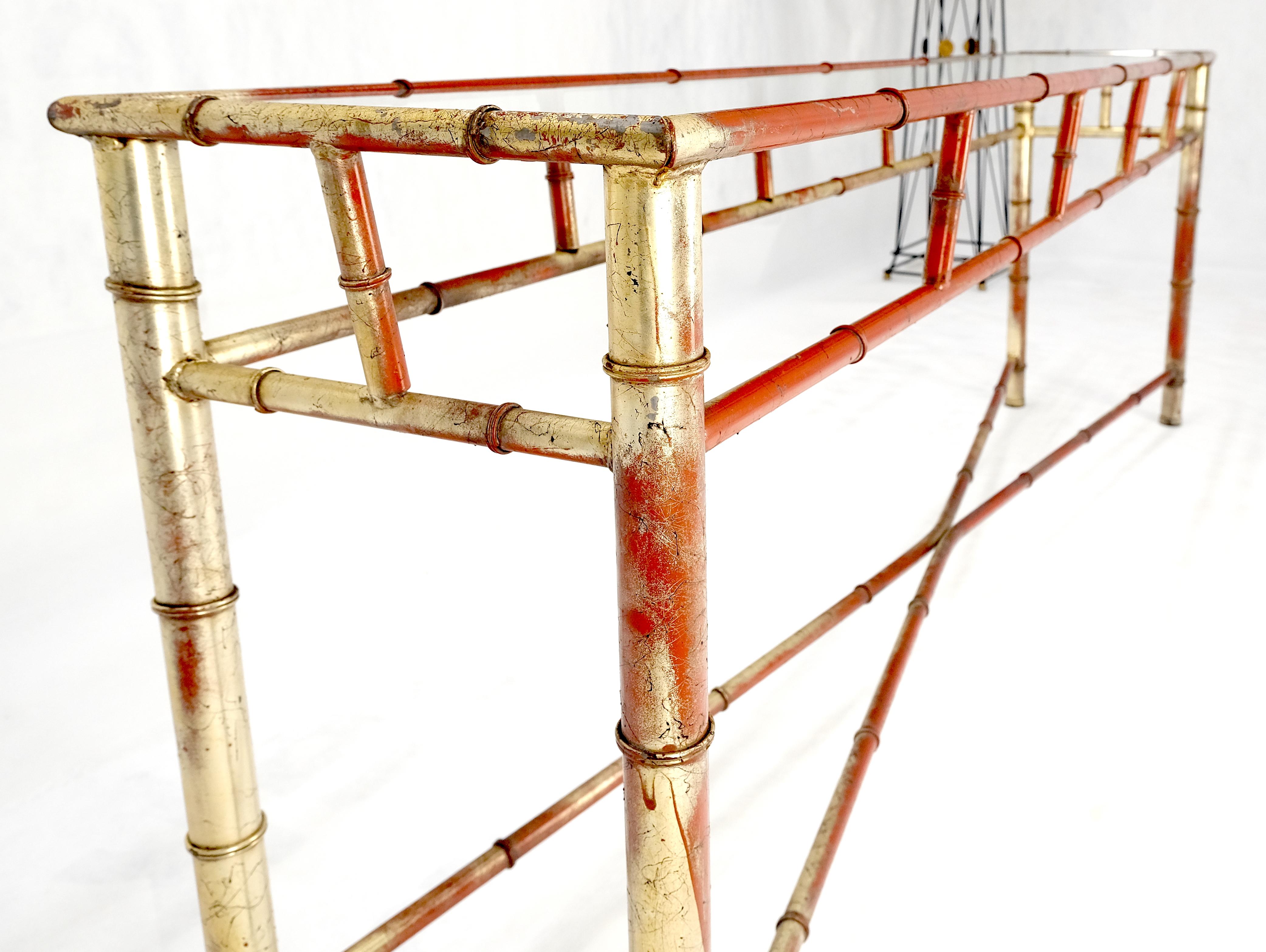 Mesa consola de sofá de imitación de bambú de 6' en metal dorado y rojo de mediados del siglo XX Pintado en venta