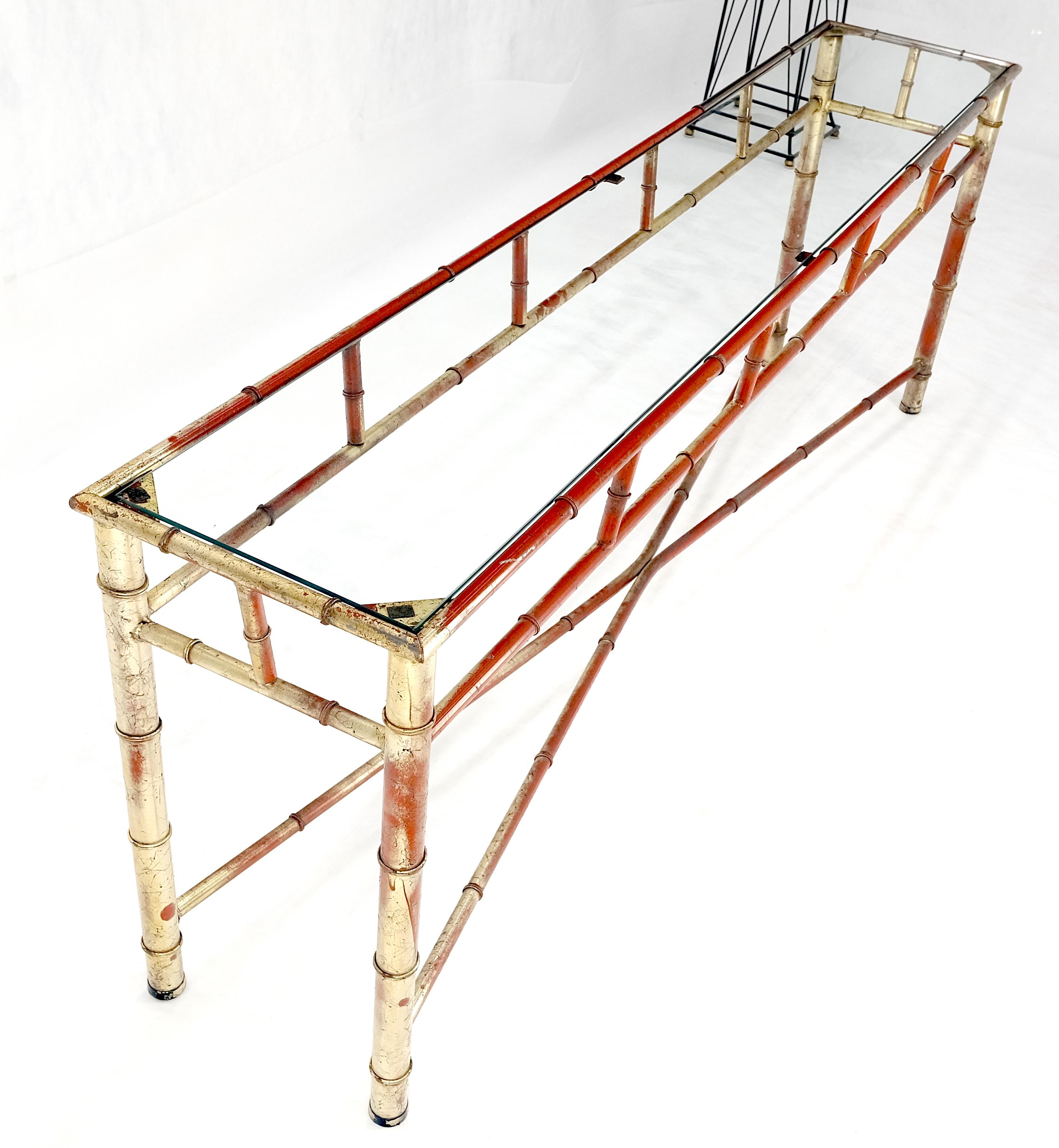 Mesa consola de sofá de imitación de bambú de 6' en metal dorado y rojo de mediados del siglo XX en Bastante bueno estado para la venta en Rockaway, NJ