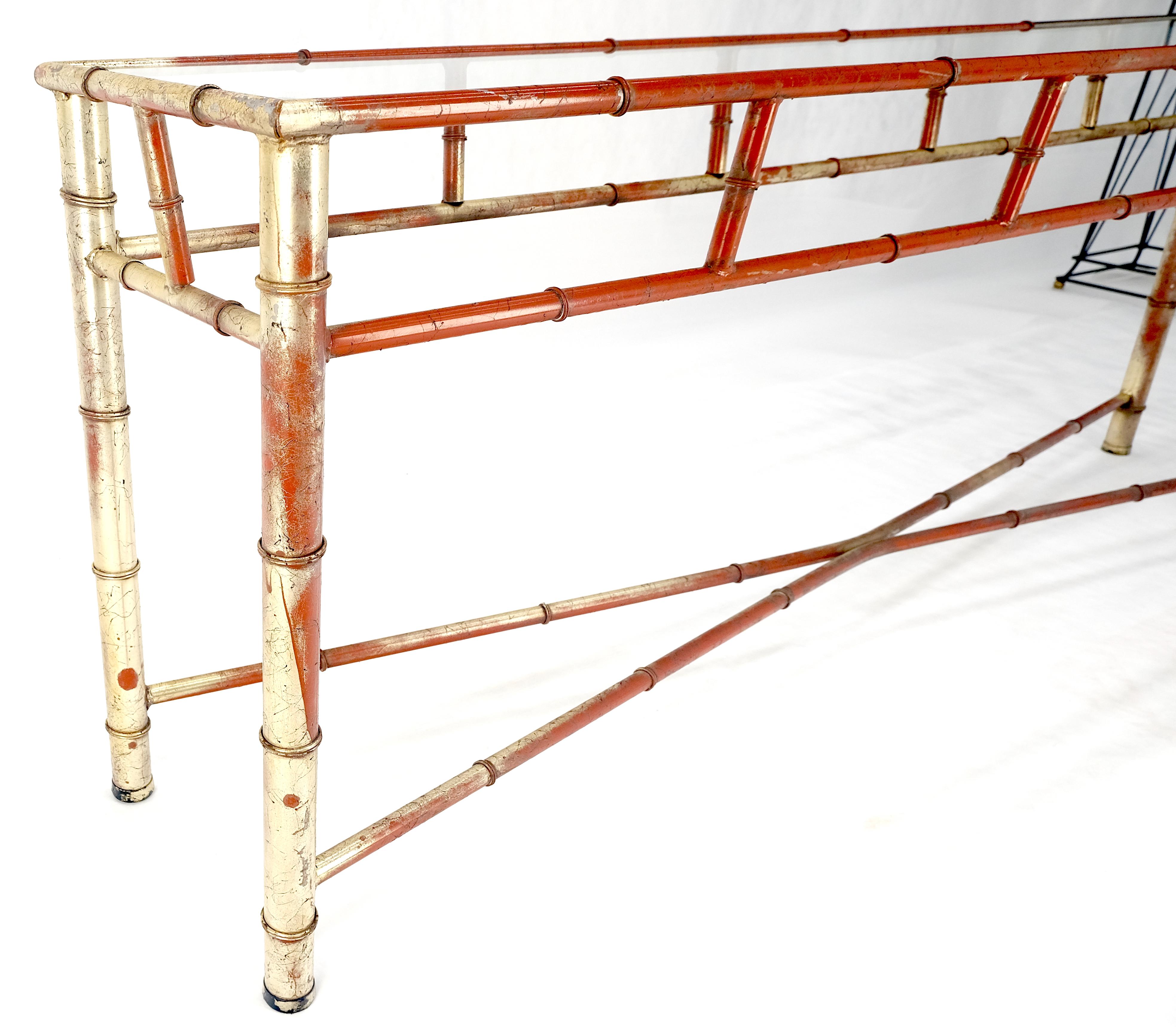 Mesa consola de sofá de imitación de bambú de 6' en metal dorado y rojo de mediados del siglo XX Acero en venta