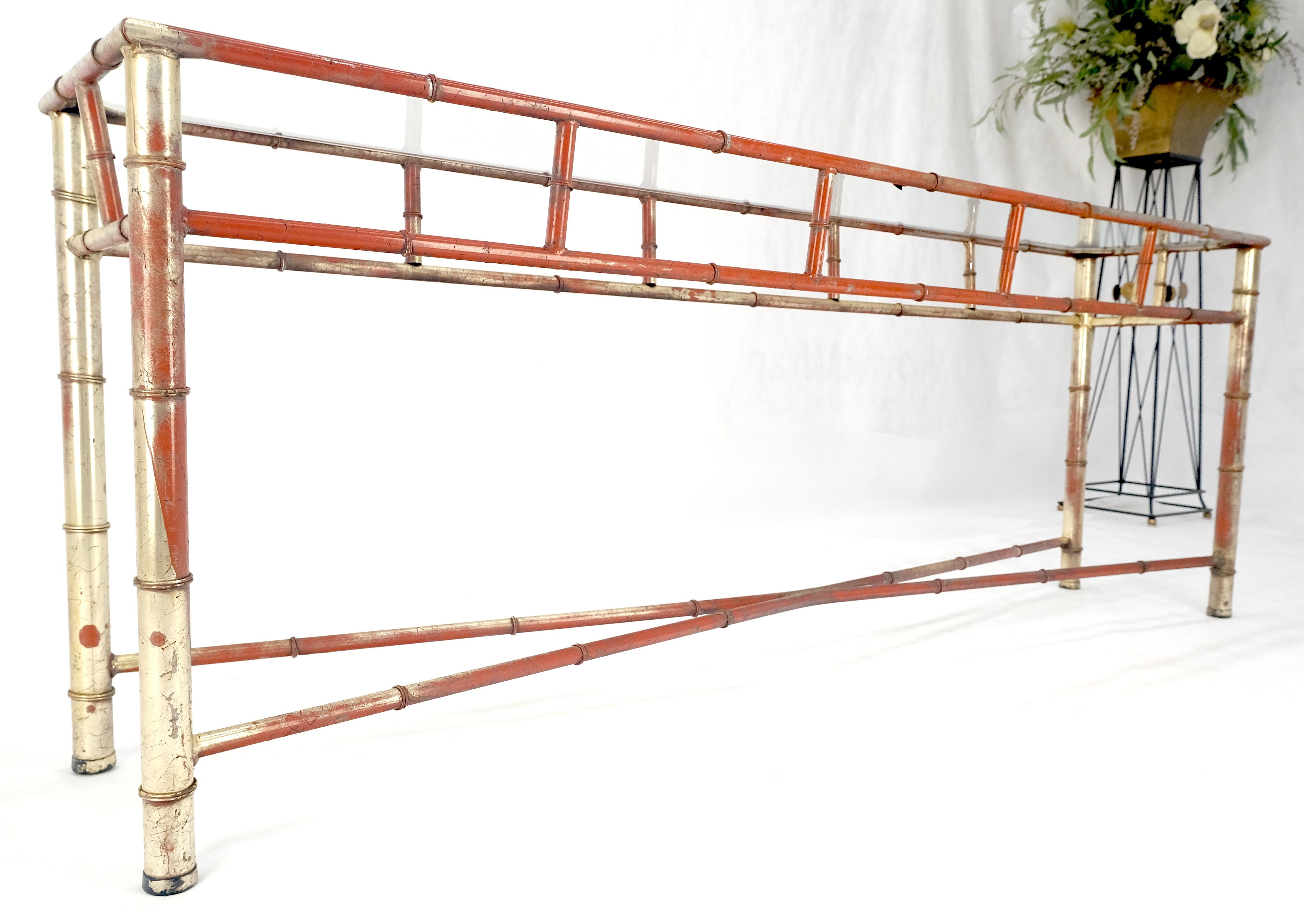 Mesa consola de sofá de imitación de bambú de 6' en metal dorado y rojo de mediados del siglo XX en venta 1