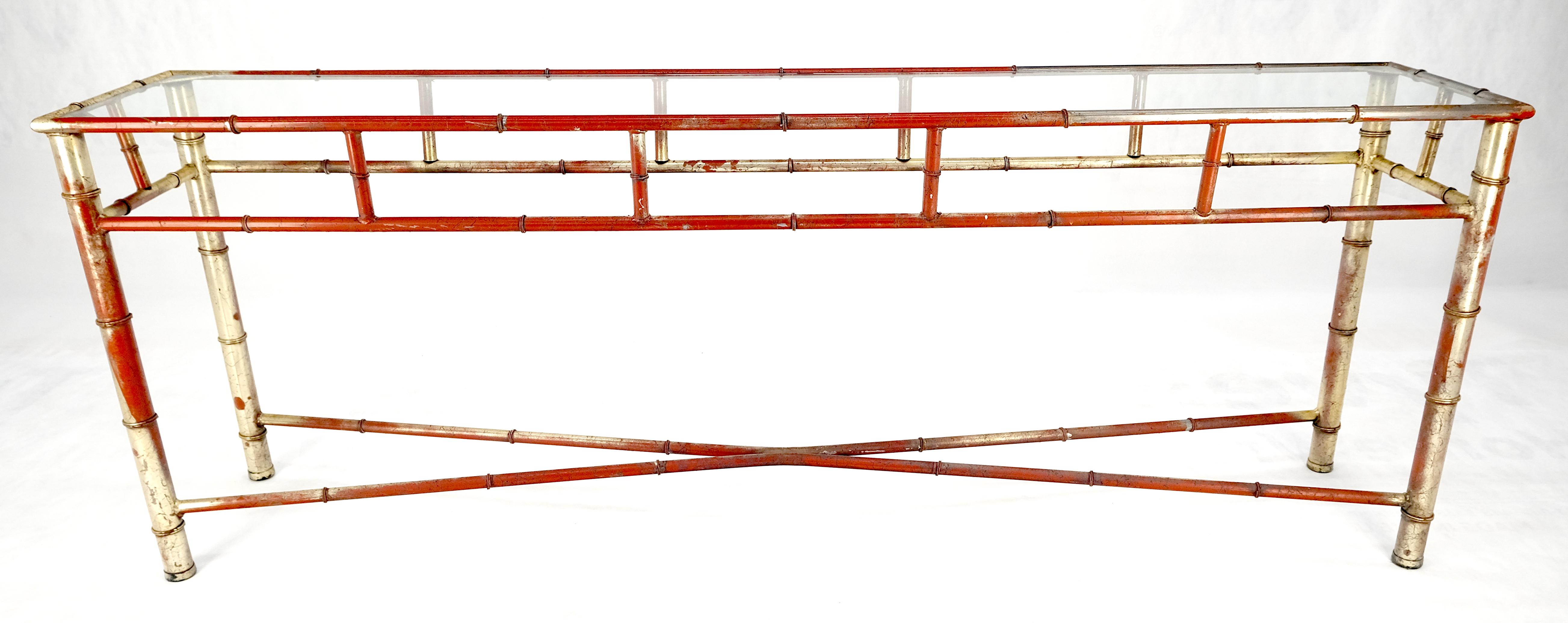Mesa consola de sofá de imitación de bambú de 6' en metal dorado y rojo de mediados del siglo XX en venta 2