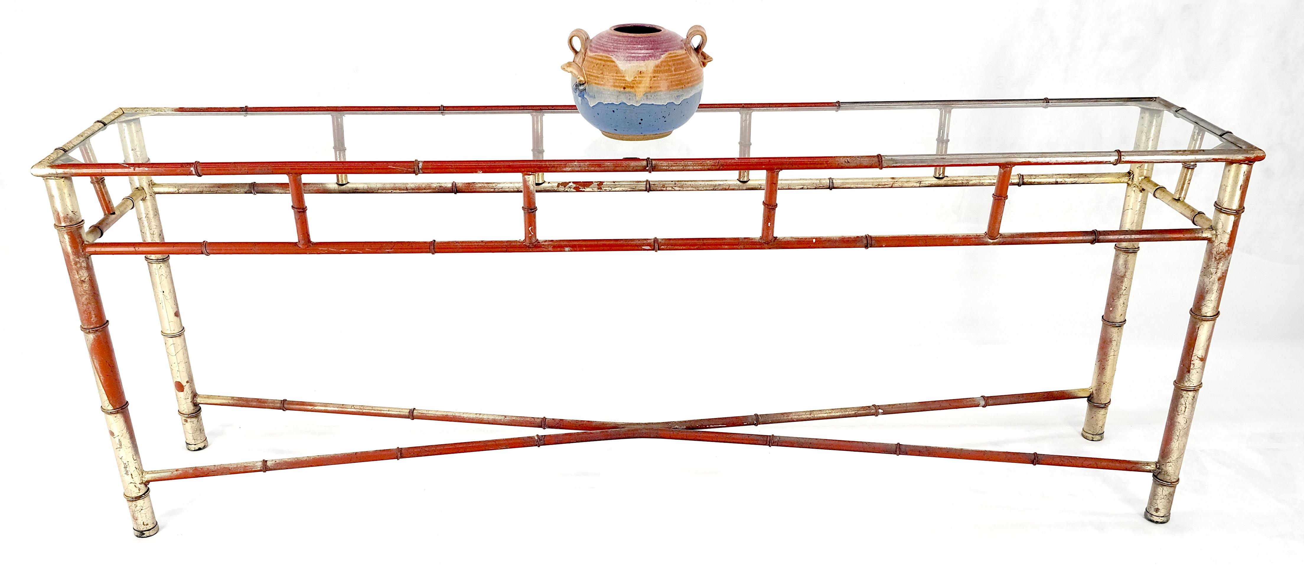 Mesa consola de sofá de imitación de bambú de 6' en metal dorado y rojo de mediados del siglo XX en venta 3