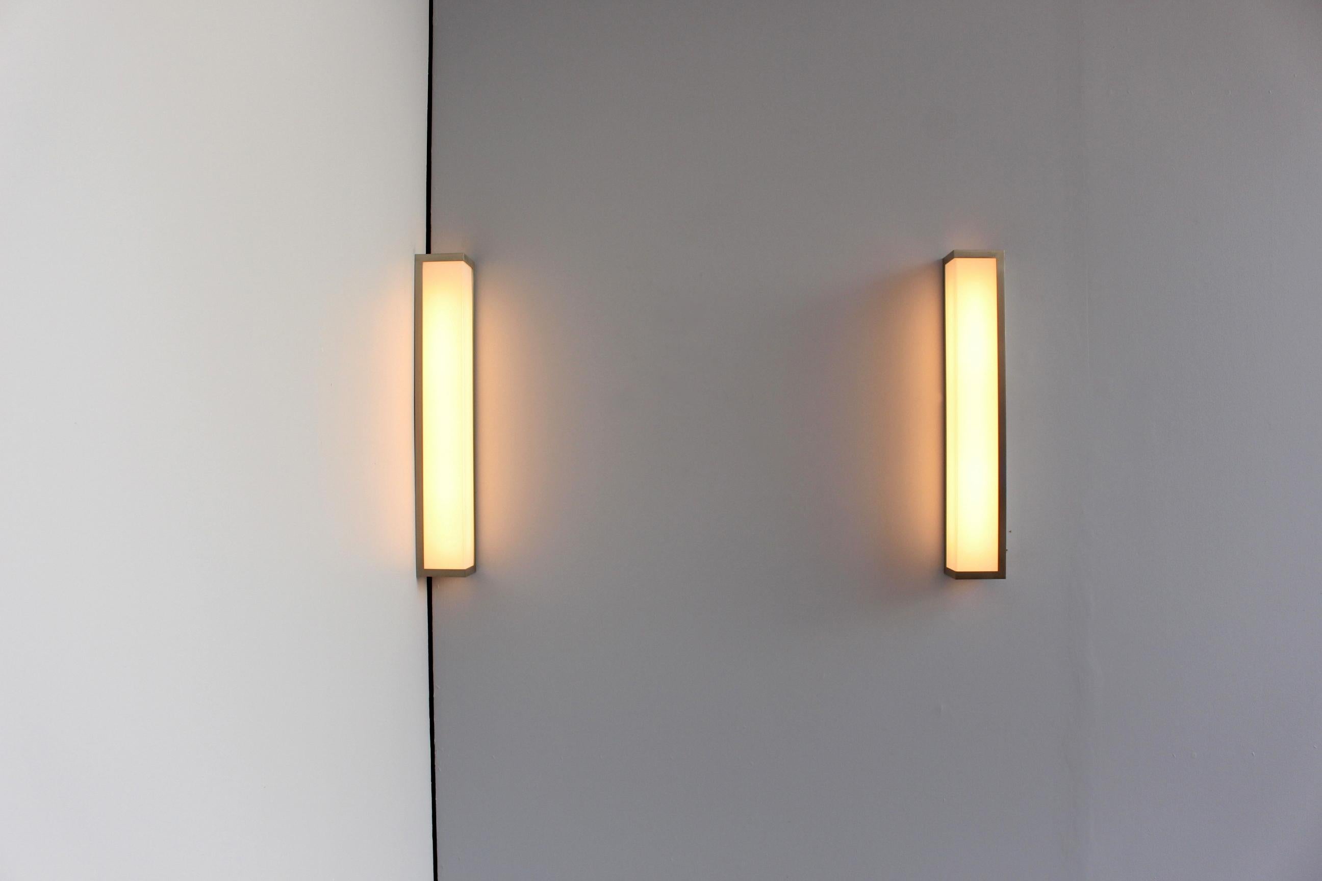 Six appliques d'angle en verre émaillé blanc de Jean Perzel, de style Art Déco français, avec un cadre en nickel brossé.
    
Le prix s'entend par appareil