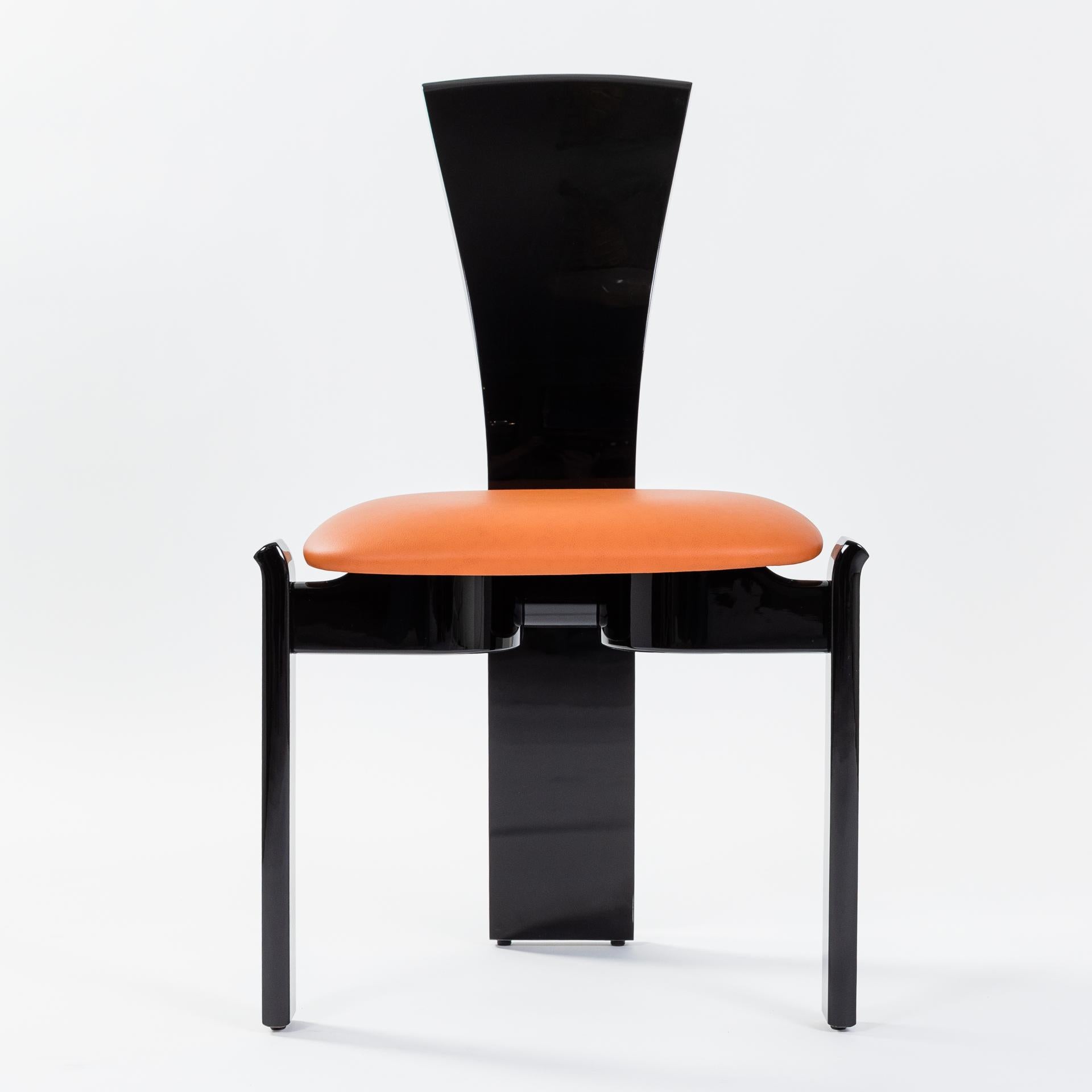6 chairs in a fantastic, concise design and clear lines, attributed to the French architect and designer Jean Michel Wilmotte.
The tapered backrest with its ergonomic shape makes the chair extremely comfortable to sit on and reaches down to the