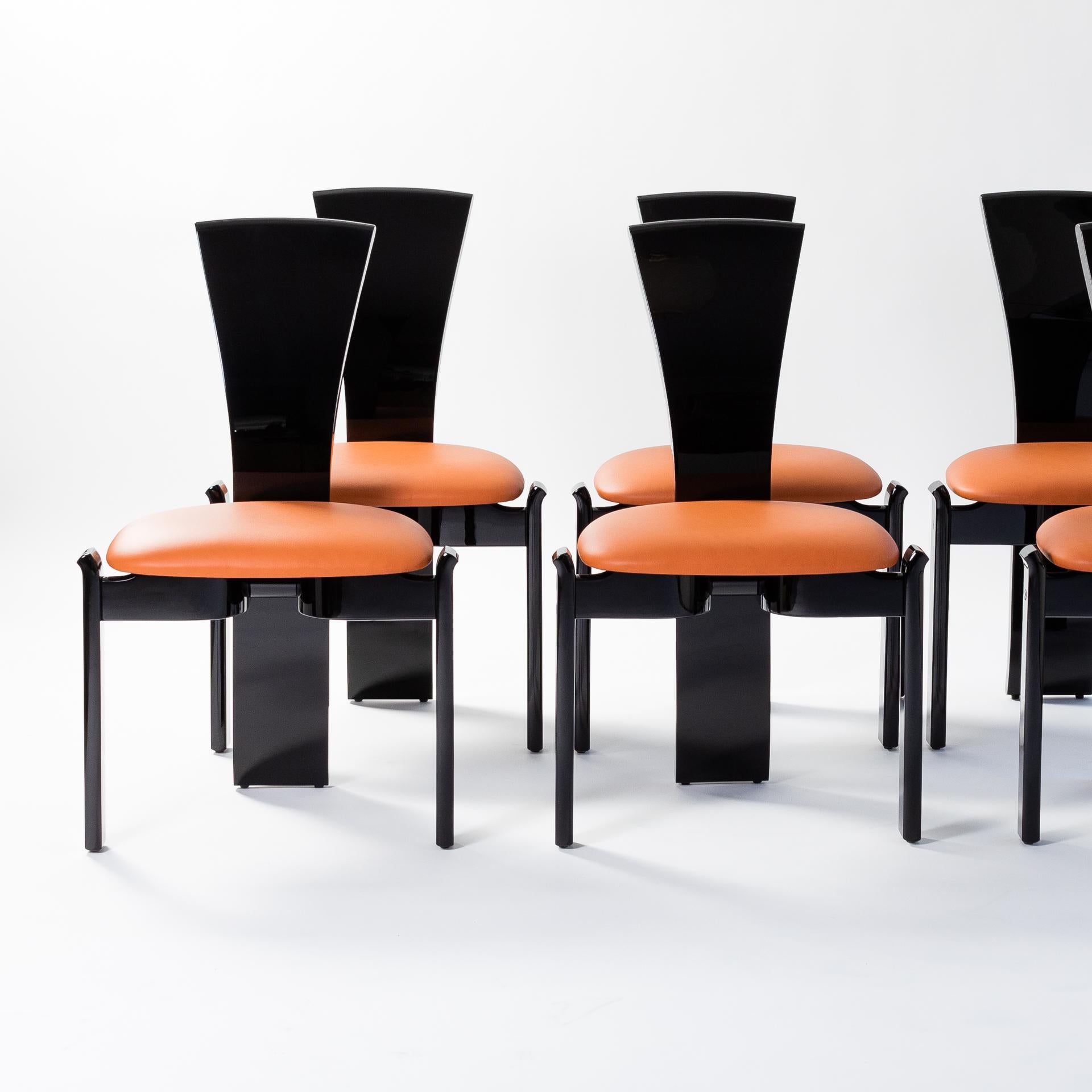 Set of 6 French Mid-Century Dining Room Chairs Black Lacquer Hermès Colored Leather 1970s

6 chairs in a fantastic, concise design and clear lines, attributed to the French architect and designer Jean Michel Wilmotte.
The tapered backrest with its