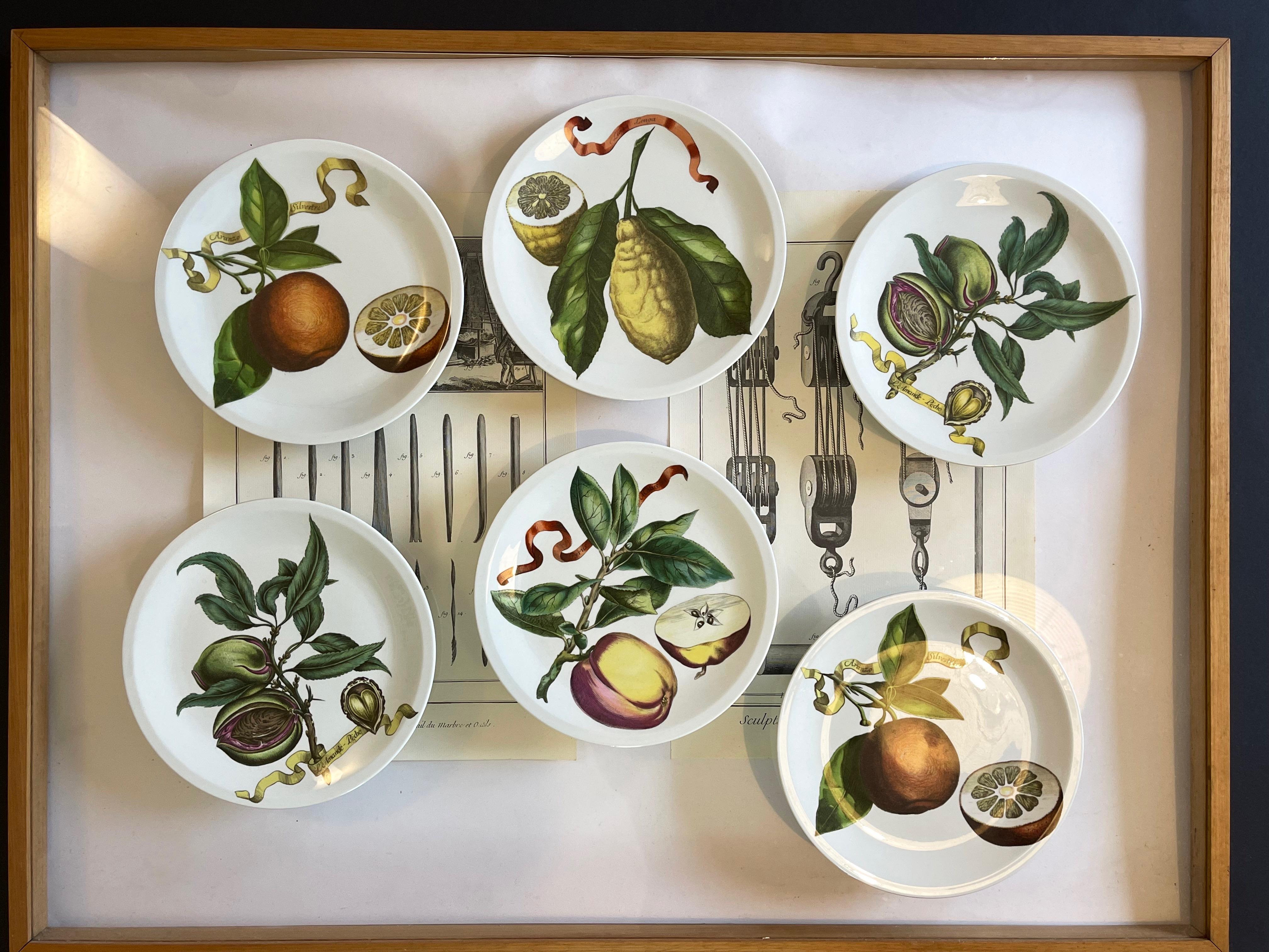 Schöner Satz von 6 Obst- oder Frühstückstellern von Villeroy & Boch, Septfontaines, Luxemburg um 1978.
Weißes Porzellan mit antikisierendem Dekor aus traditionellen Früchten, hier eine Zitrone, Pfirsiche, Mandeln und Orangen.
Die Beschreibung wird