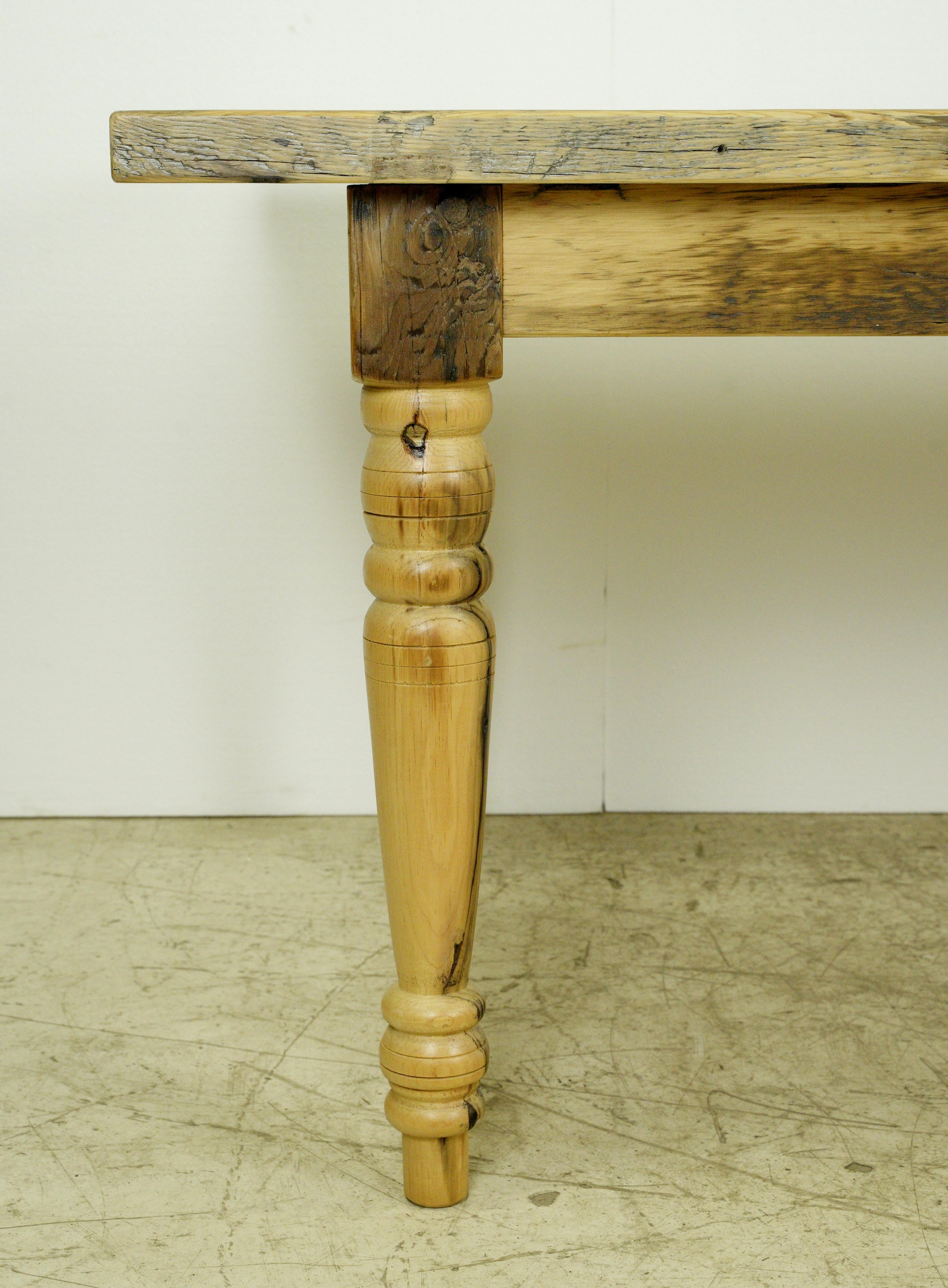 Handgefertigter Bauernhoftisch mit gedrechselten Beinen in natürlicher Ausführung. Dieses Stück wurde in unserem Table Shop in Scranton, PA, handgefertigt. Dieser Tisch ist versandfertig. Bitte beachten Sie, dass sich dieser Artikel an einem unserer