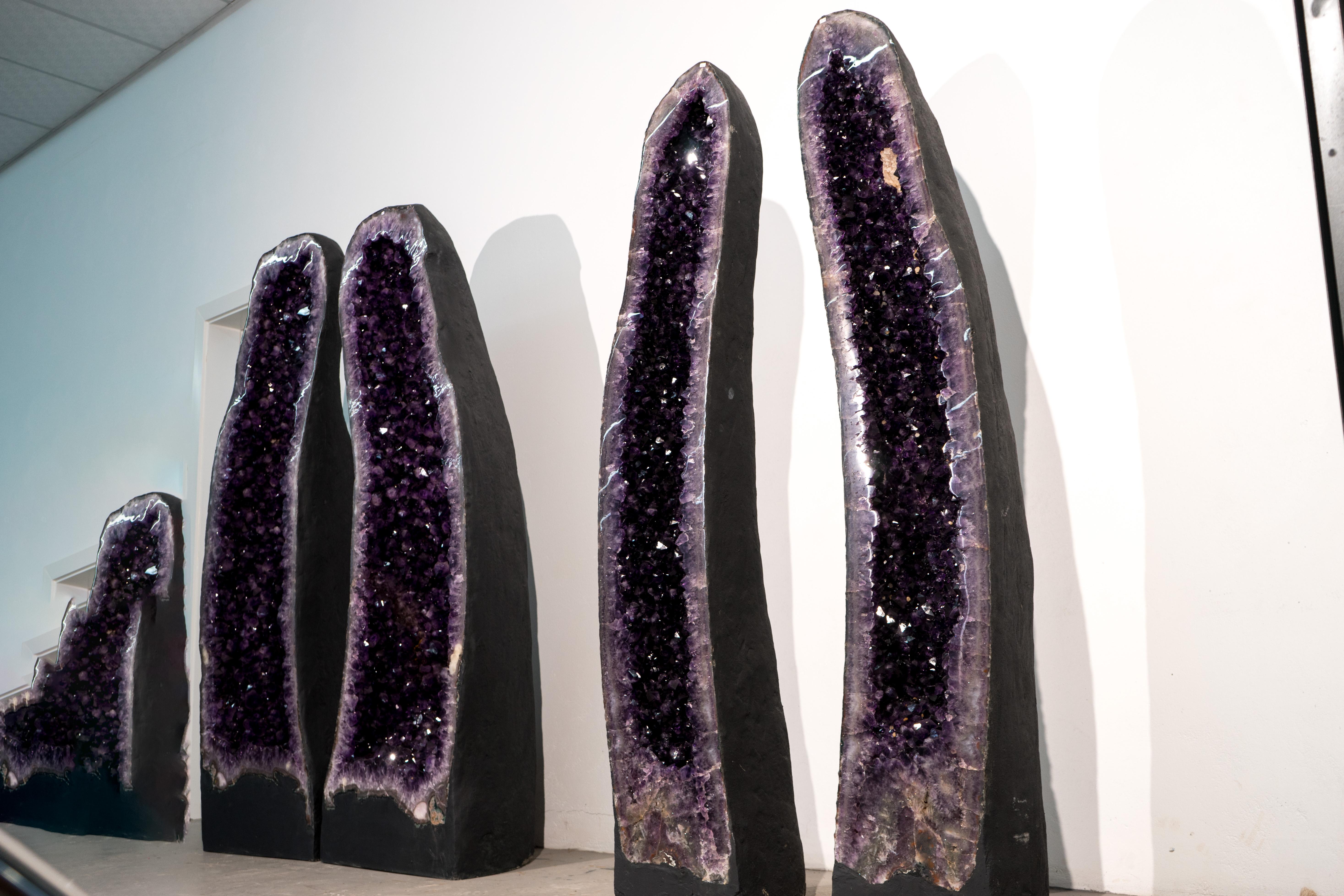 Par de Grandes Geodas de Amatista Morado Oscuro de 6 Pies de Altura, Decoración Simétrica de Cristal en venta 7