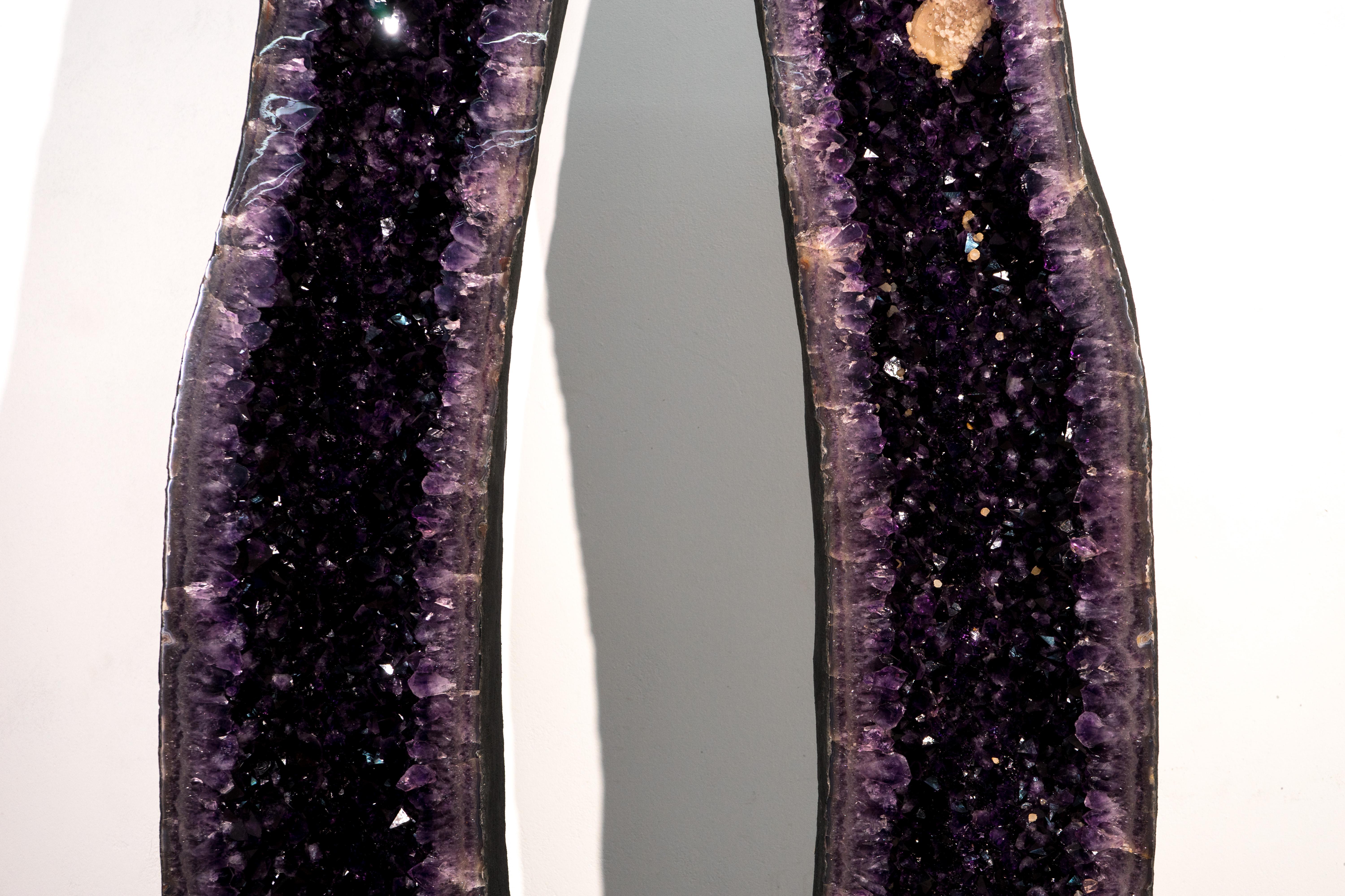 Par de Grandes Geodas de Amatista Morado Oscuro de 6 Pies de Altura, Decoración Simétrica de Cristal Brasileño en venta
