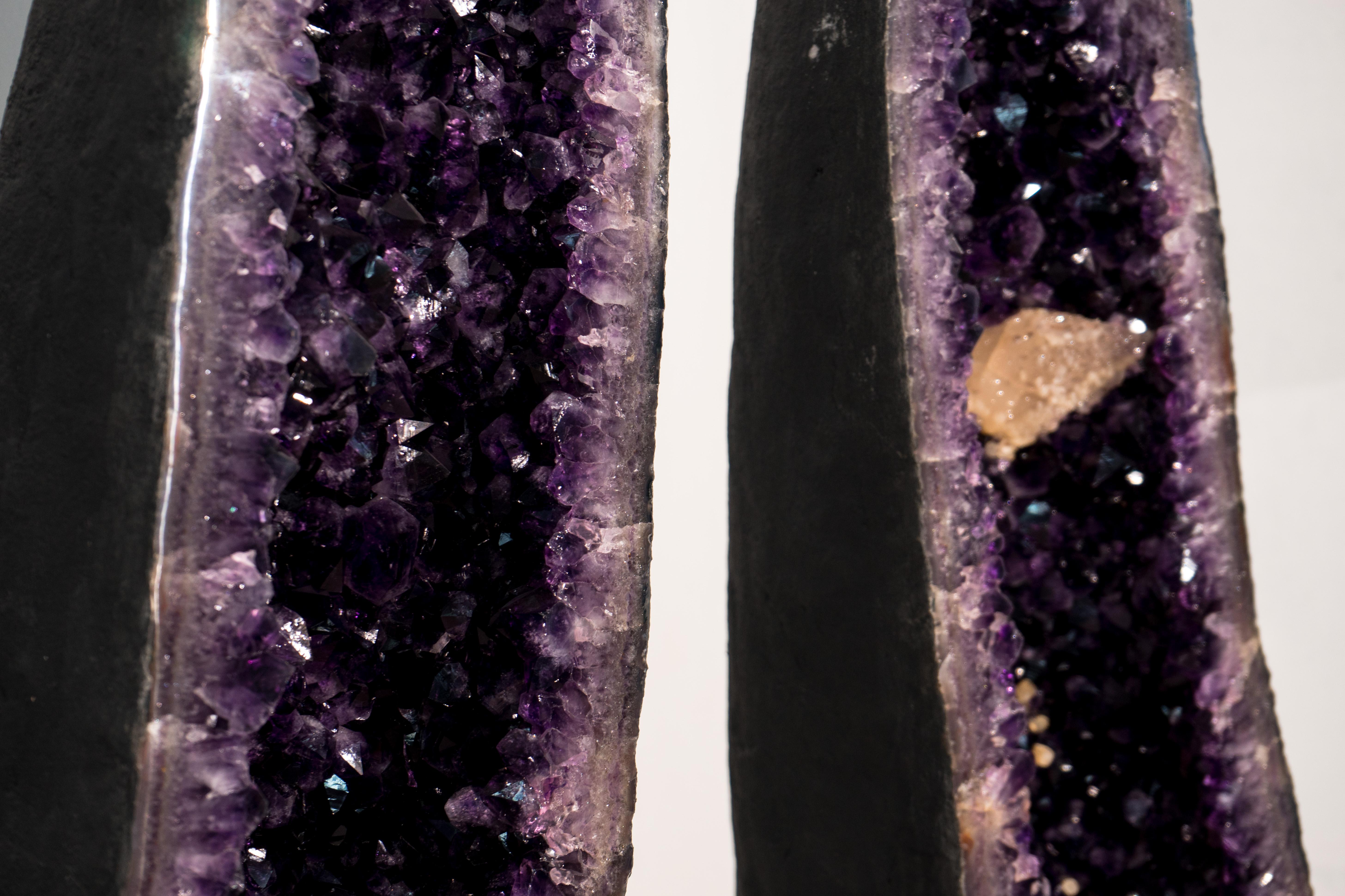 Par de Grandes Geodas de Amatista Morado Oscuro de 6 Pies de Altura, Decoración Simétrica de Cristal en Nuevo estado para la venta en Ametista Do Sul, BR