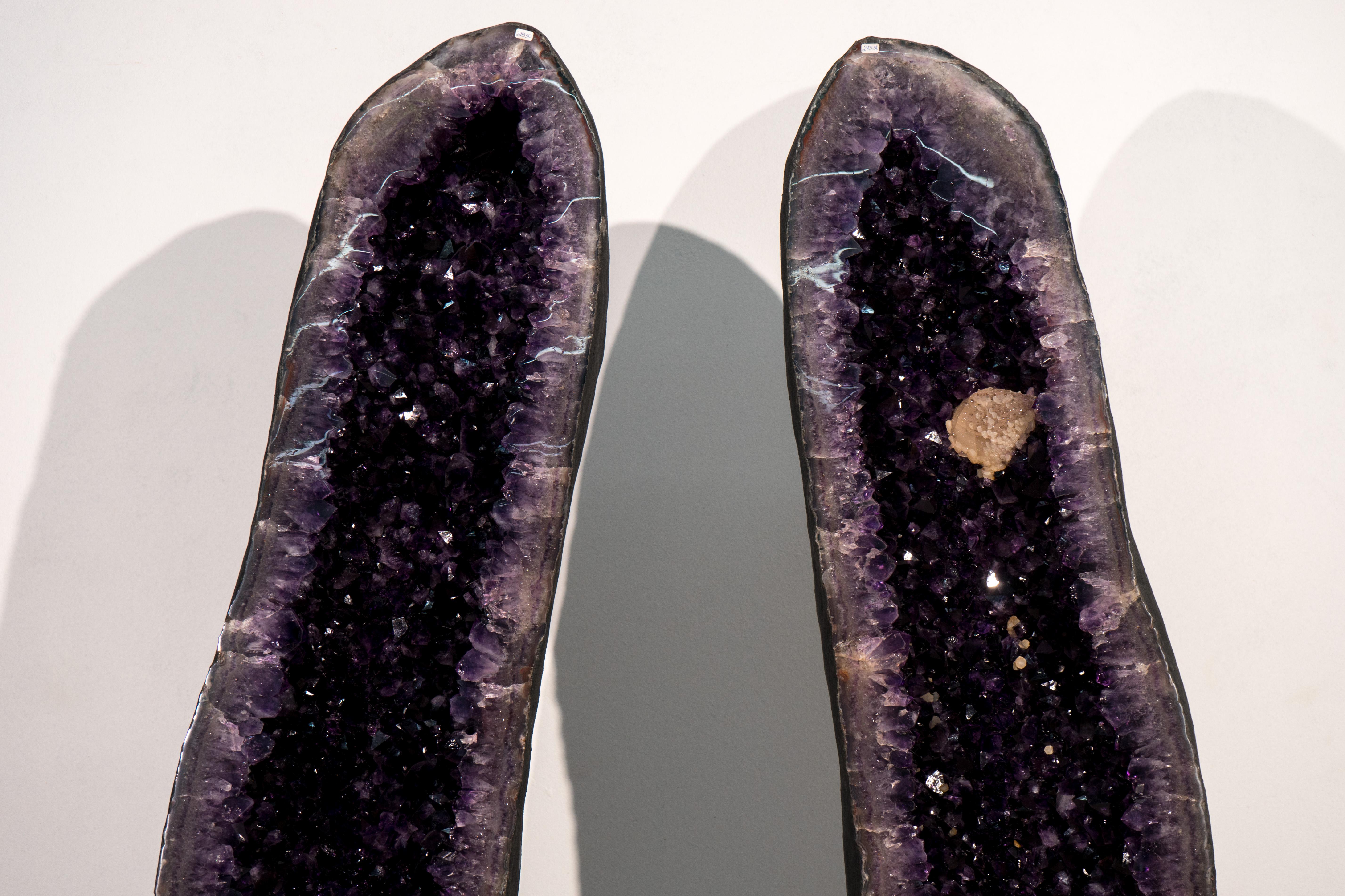 Par de Grandes Geodas de Amatista Morado Oscuro de 6 Pies de Altura, Decoración Simétrica de Cristal Siglo XXI y contemporáneo en venta