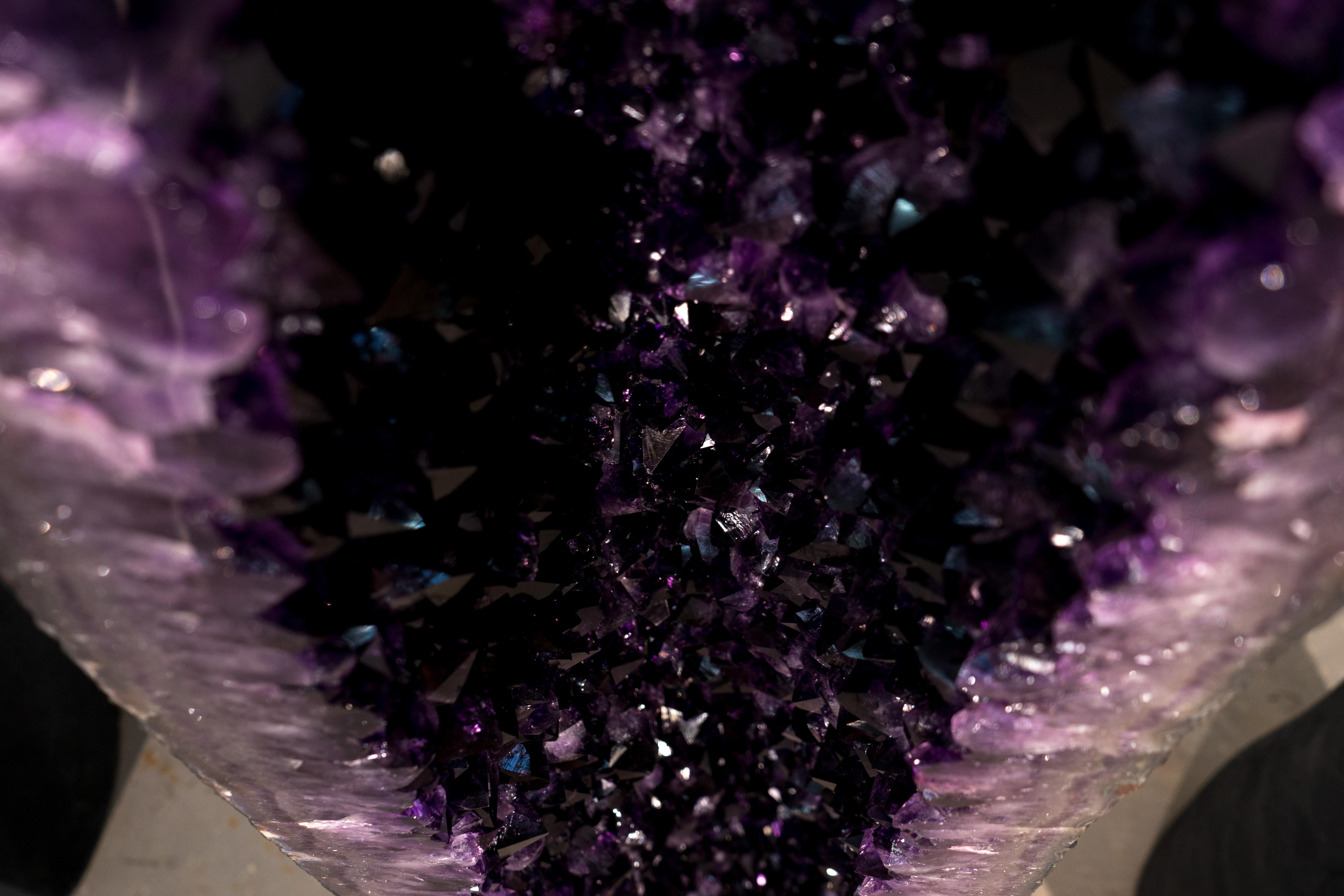 Par de Grandes Geodas de Amatista Morado Oscuro de 6 Pies de Altura, Decoración Simétrica de Cristal en venta 1