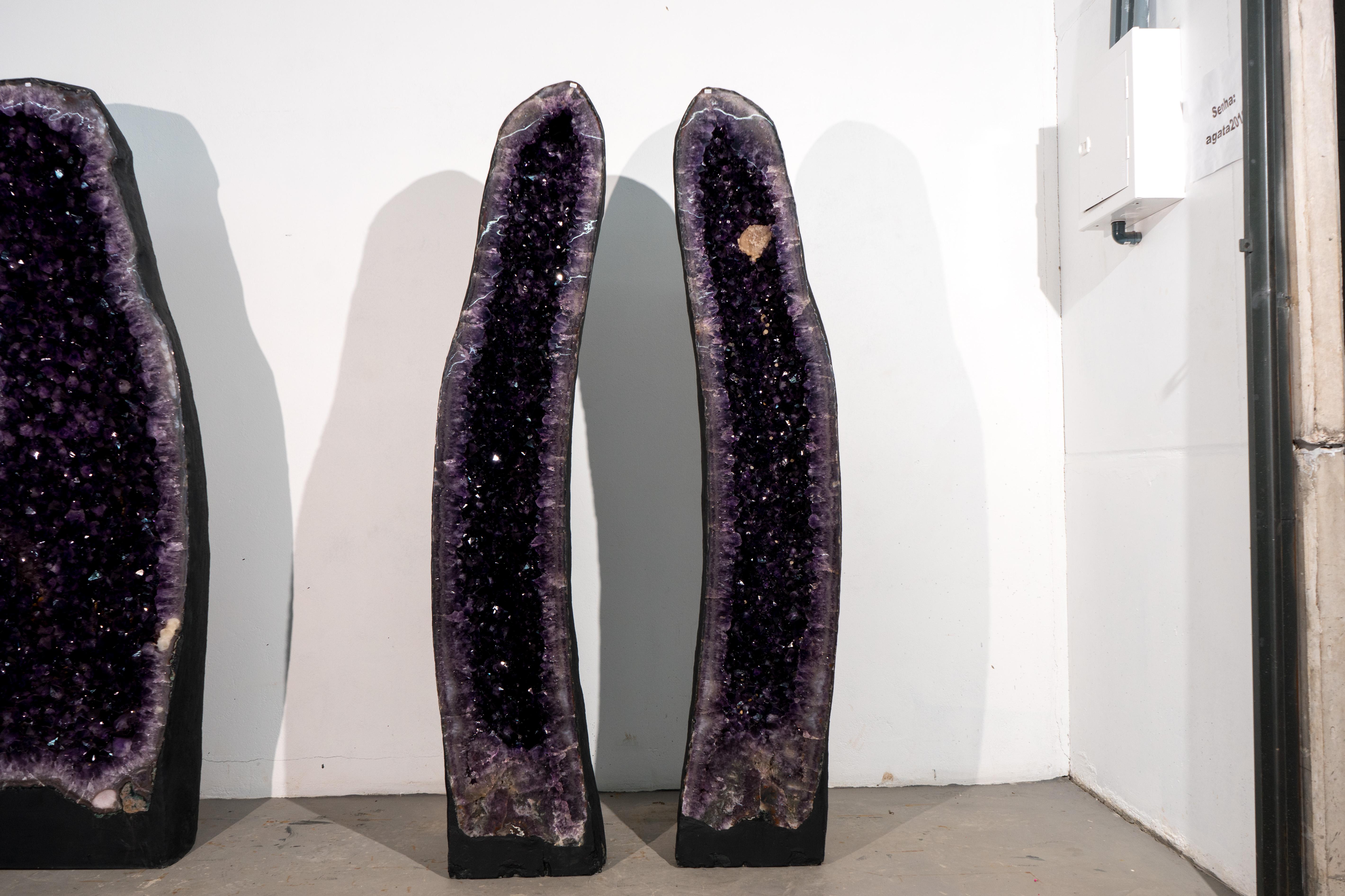 Par de Grandes Geodas de Amatista Morado Oscuro de 6 Pies de Altura, Decoración Simétrica de Cristal en venta 4
